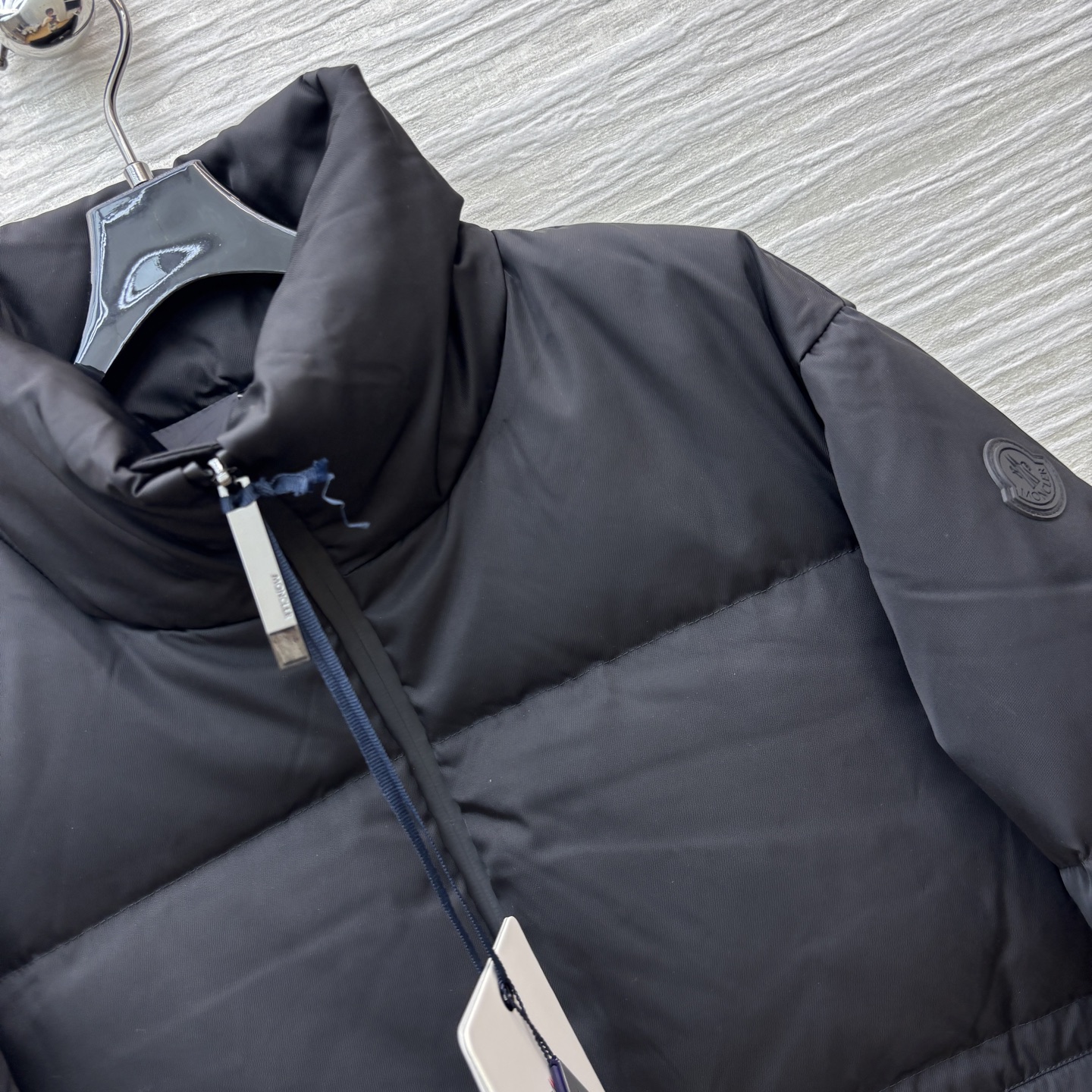 M家 25秋冬 立领短款横条羽绒服外套 立领短款面包版型 上身显瘦不挑人 经典的爆款版型 衣袖品牌log