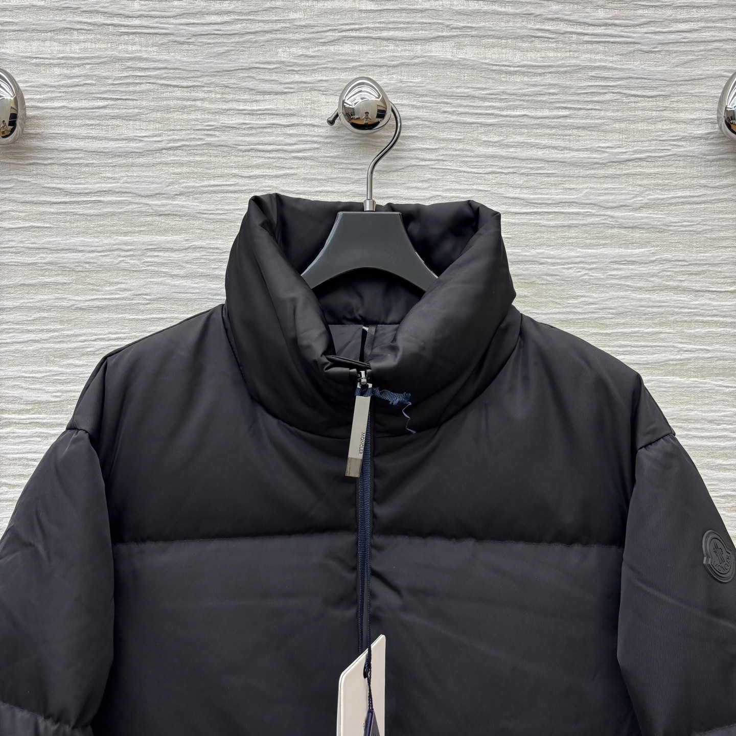 M家 25秋冬 立领短款横条羽绒服外套 立领短款面包版型 上身显瘦不挑人 经典的爆款版型 衣袖品牌log