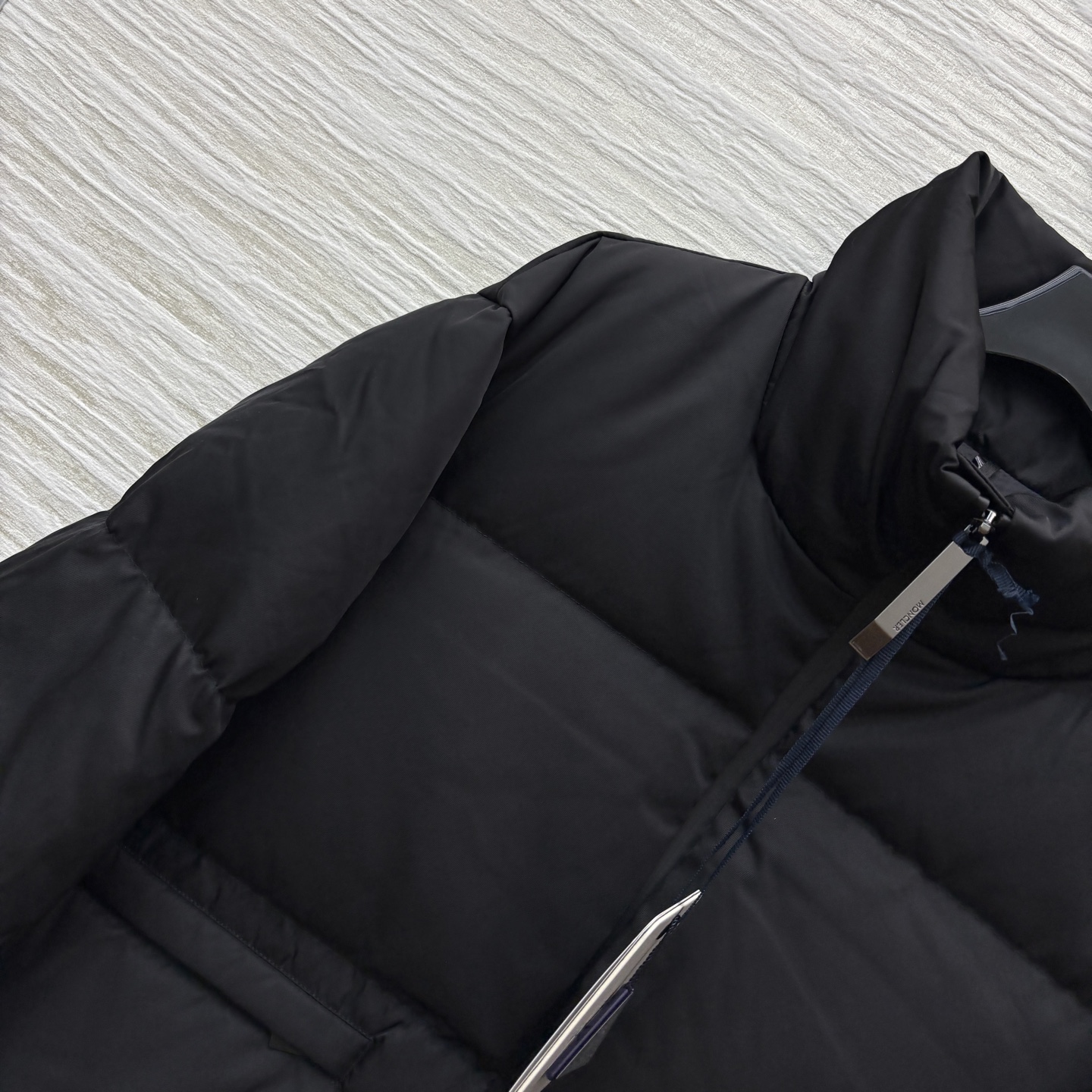 M家 25秋冬 立领短款横条羽绒服外套 立领短款面包版型 上身显瘦不挑人 经典的爆款版型 衣袖品牌log