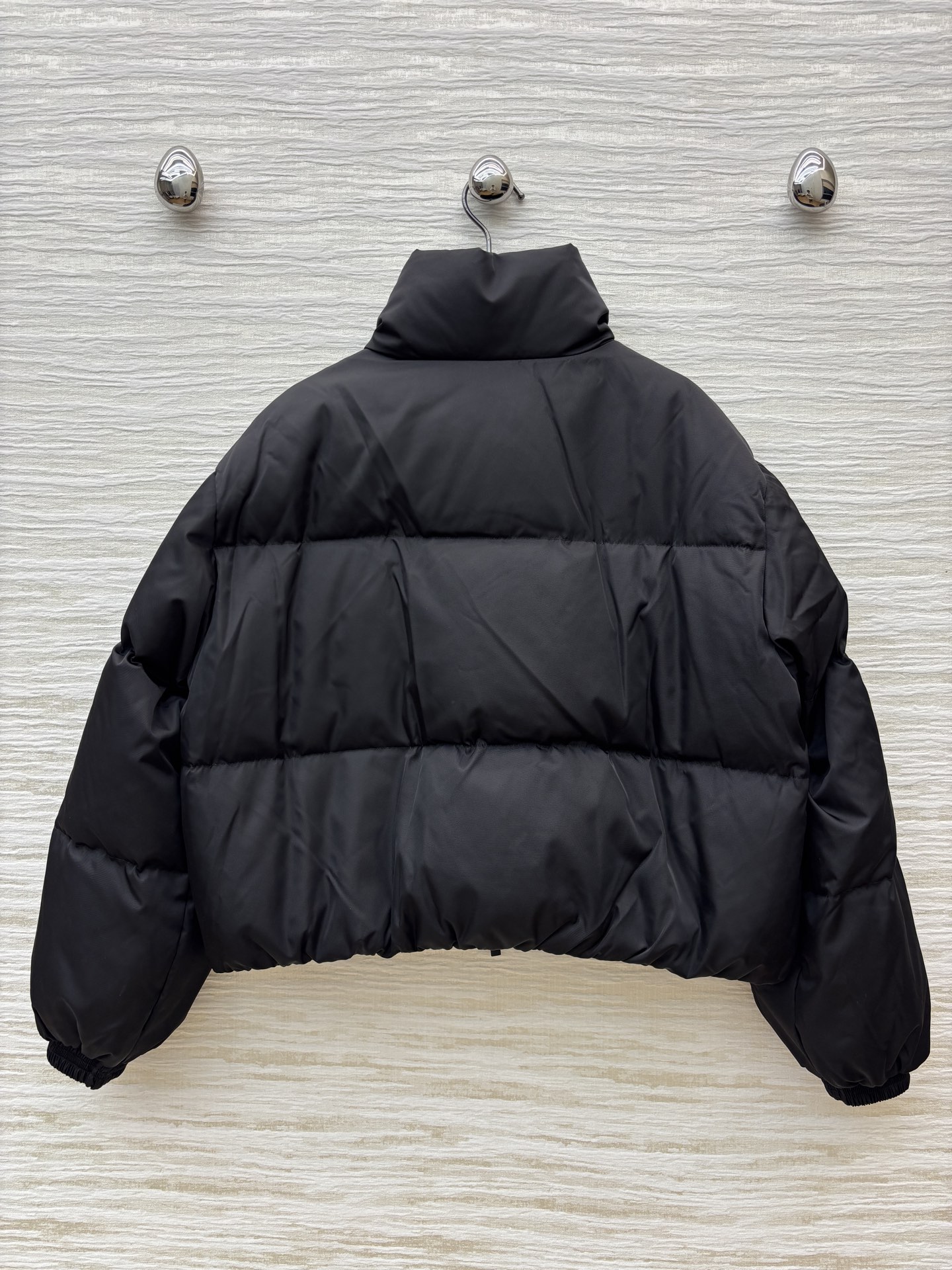 M家 25秋冬 立领短款横条羽绒服外套 立领短款面包版型 上身显瘦不挑人 经典的爆款版型 衣袖品牌log