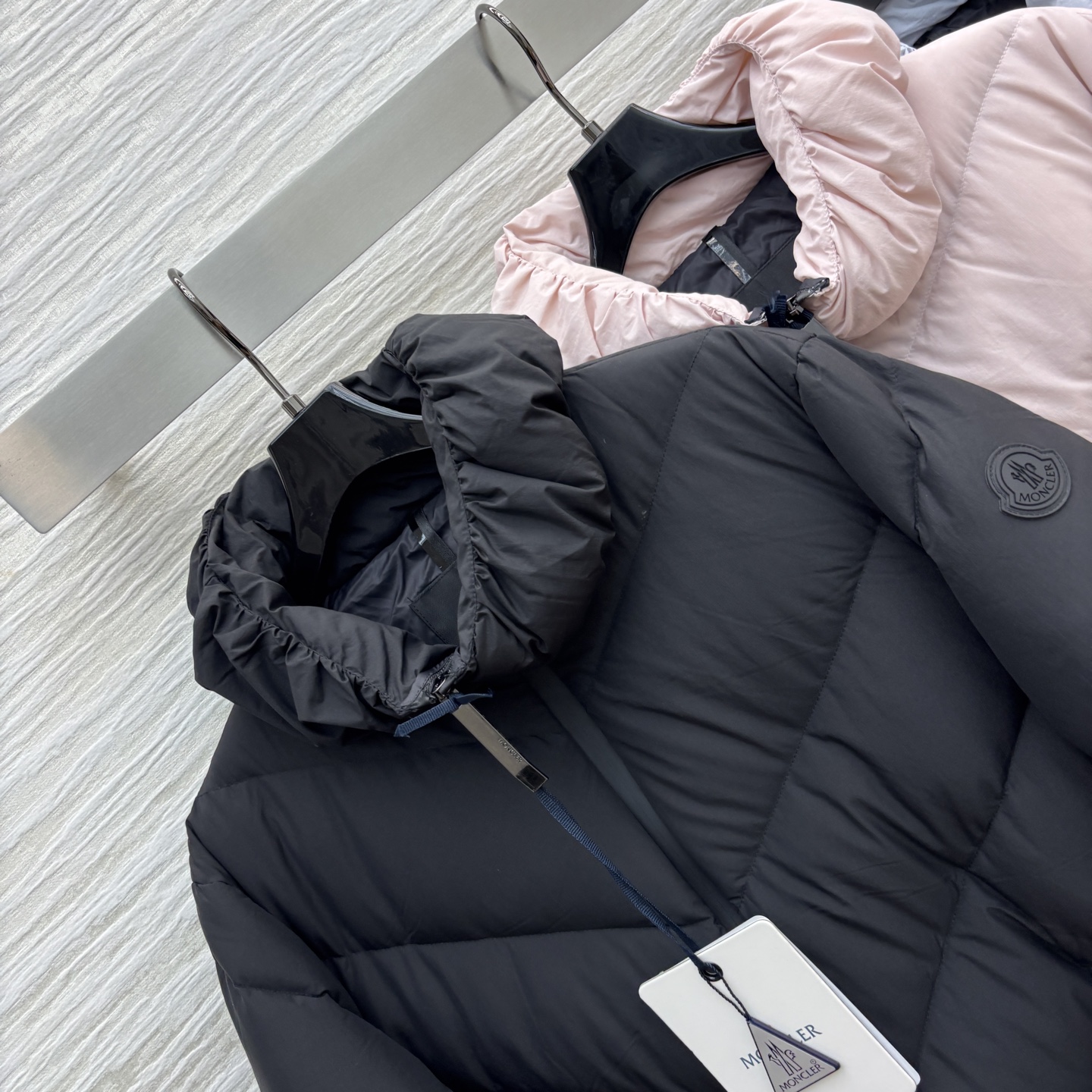 Mo25秋冬  花苞立领羽绒服外套 下摆拼接字母印花织带设计  经典的袖标点缀 90白鹅绒填充 轻盈饱满
