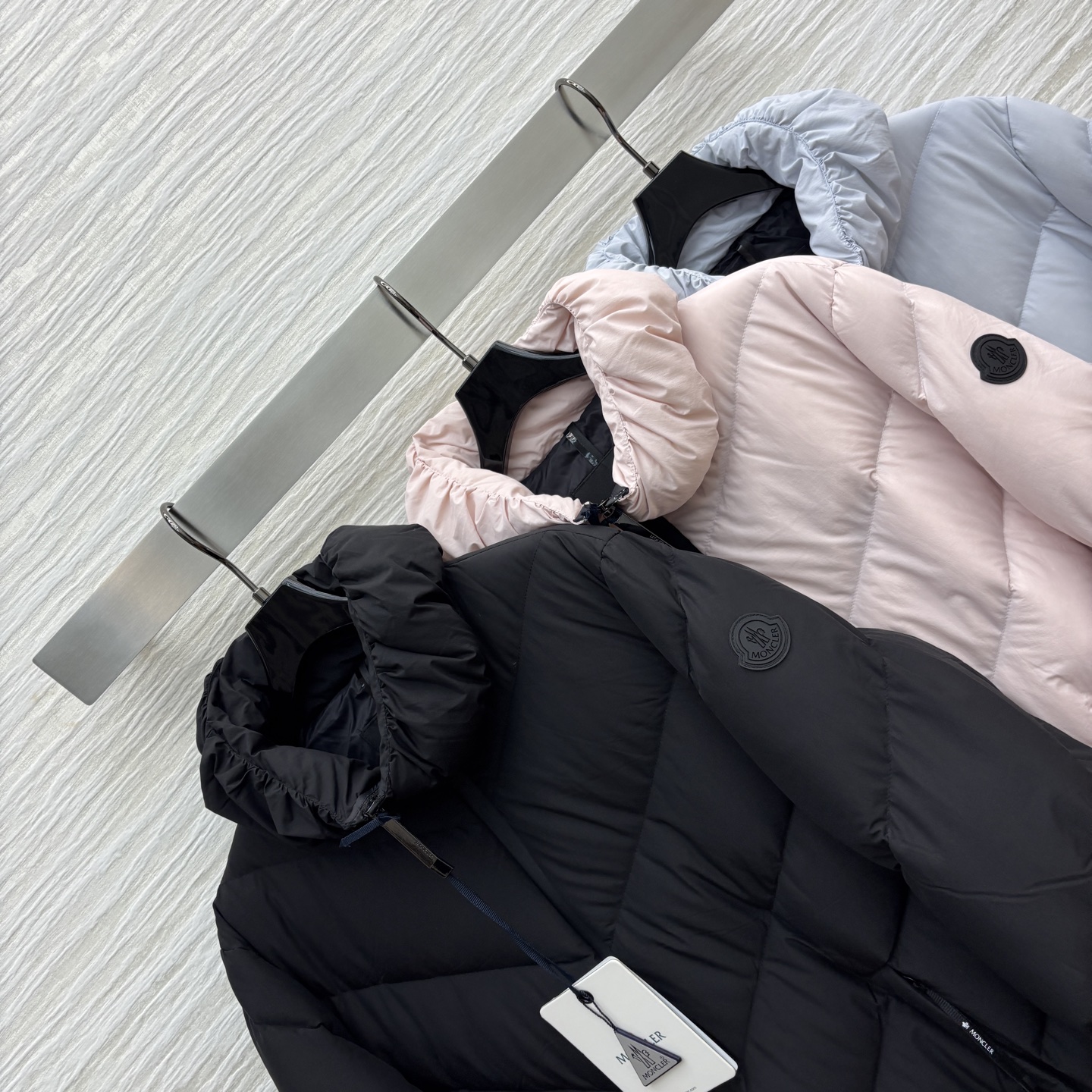 Mo25秋冬  花苞立领羽绒服外套 下摆拼接字母印花织带设计  经典的袖标点缀 90白鹅绒填充 轻盈饱满