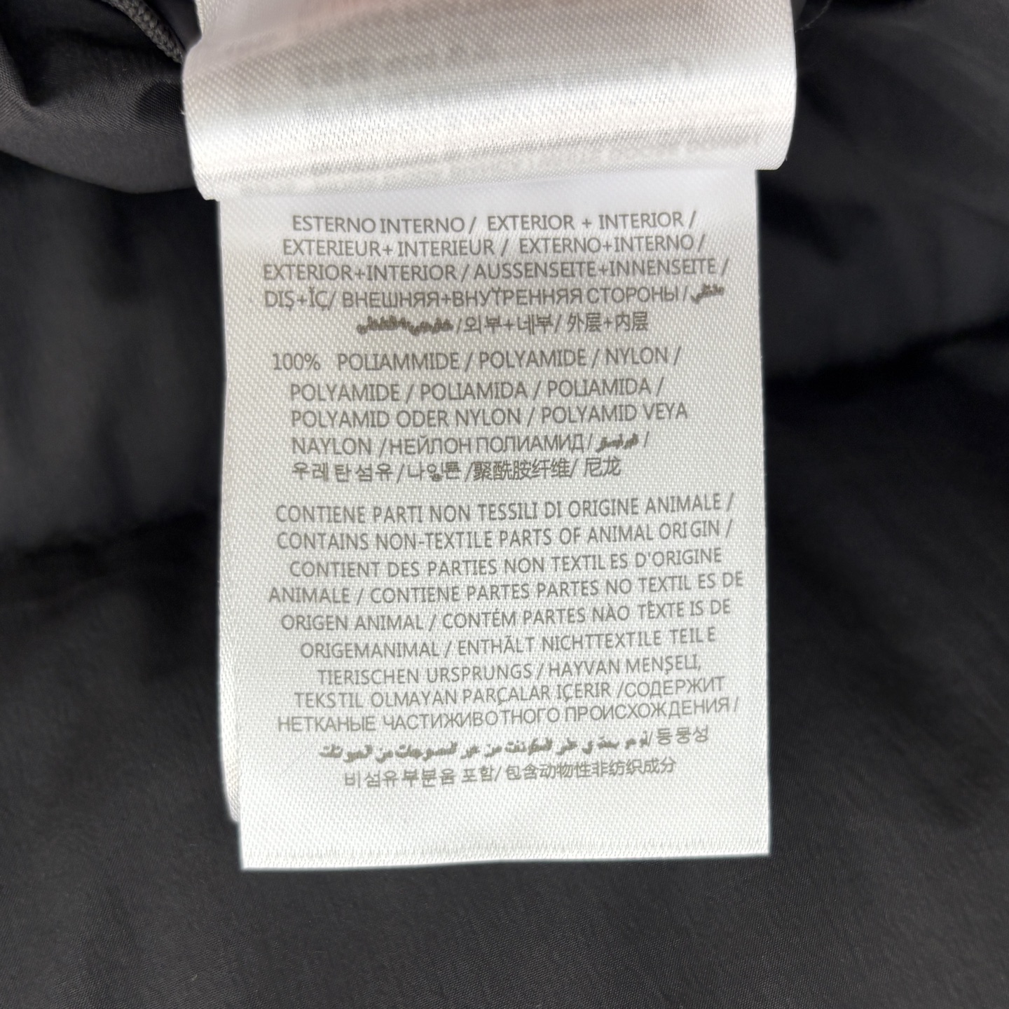 Mo25秋冬  花苞立领羽绒服外套 下摆拼接字母印花织带设计  经典的袖标点缀 90白鹅绒填充 轻盈饱满