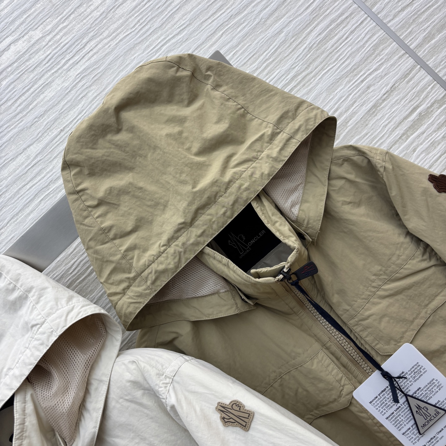 Mo25秋冬 连帽冲锋衣羽绒服外套 腰间抽绳设计 经典的袖标点缀  轻盈饱满90白鹅绒填充  又显瘦又酷