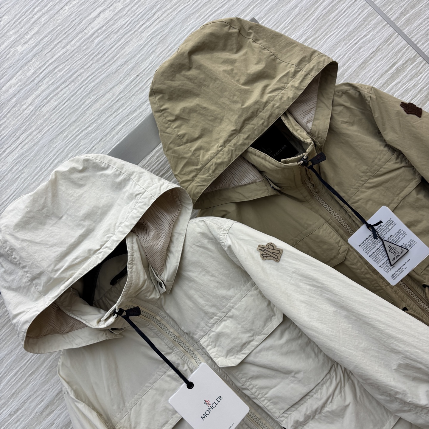 Mo25秋冬 连帽冲锋衣羽绒服外套 腰间抽绳设计 经典的袖标点缀  轻盈饱满90白鹅绒填充  又显瘦又酷