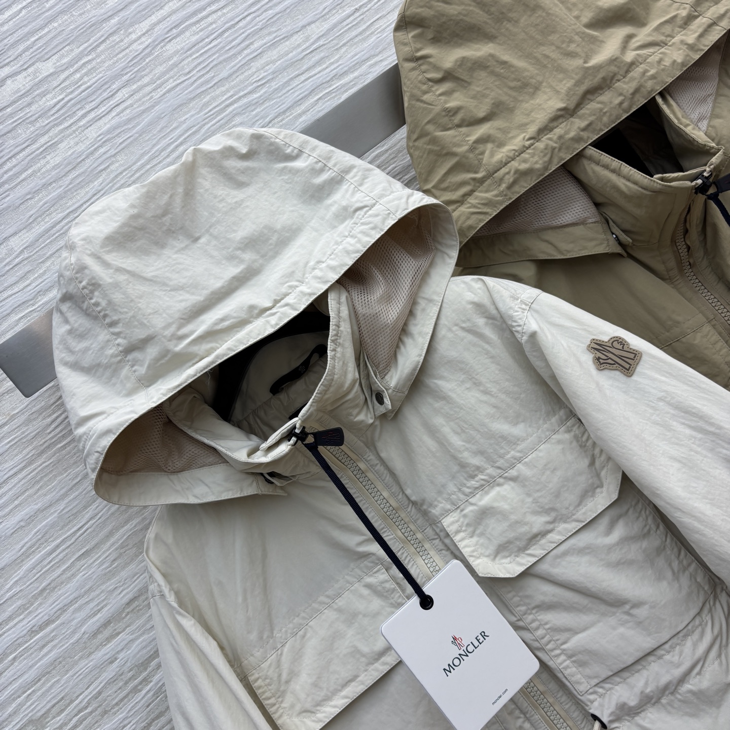 Mo25秋冬 连帽冲锋衣羽绒服外套 腰间抽绳设计 经典的袖标点缀  轻盈饱满90白鹅绒填充  又显瘦又酷