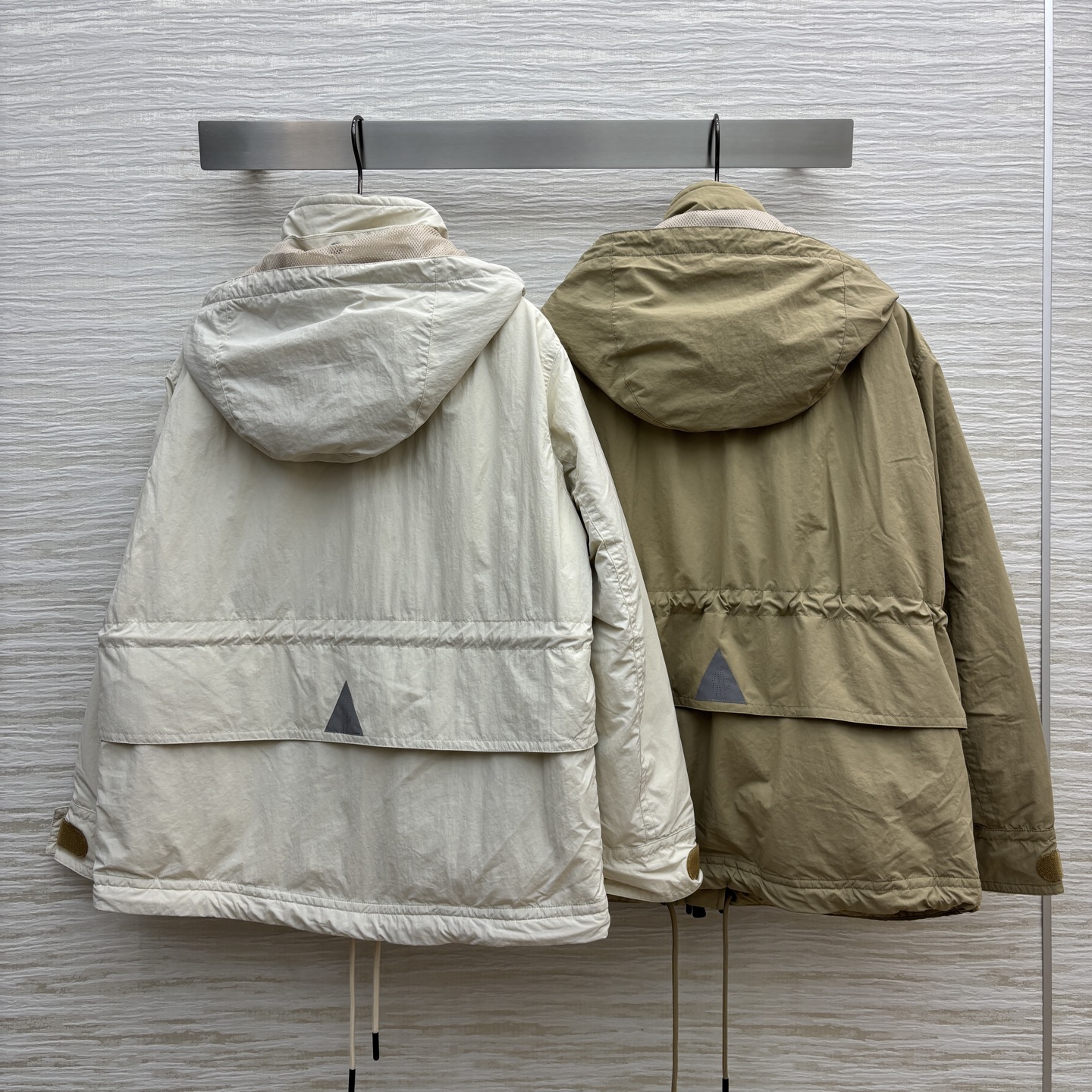 Mo25秋冬 连帽冲锋衣羽绒服外套 腰间抽绳设计 经典的袖标点缀  轻盈饱满90白鹅绒填充  又显瘦又酷