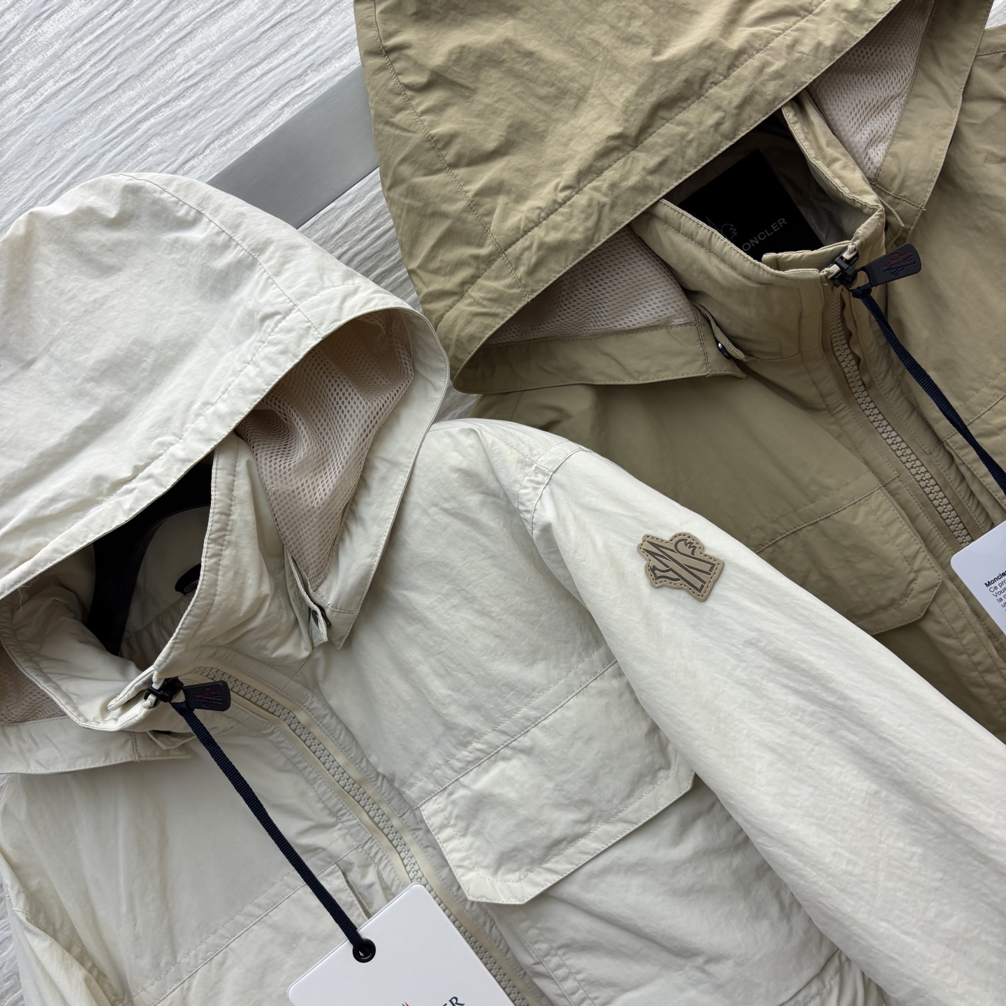 Mo25秋冬 连帽冲锋衣羽绒服外套 腰间抽绳设计 经典的袖标点缀  轻盈饱满90白鹅绒填充  又显瘦又酷