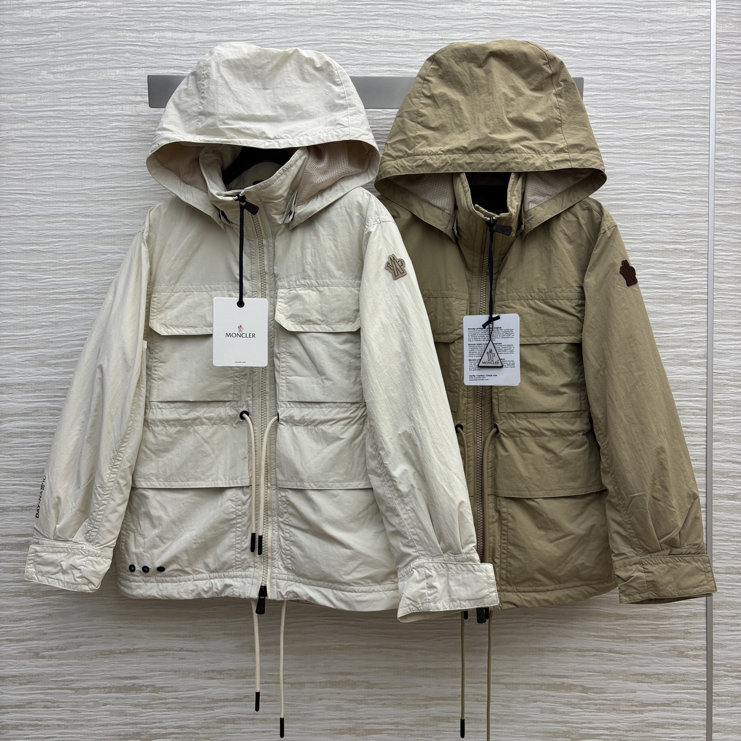 Mo25秋冬 连帽冲锋衣羽绒服外套 腰间抽绳设计 经典的袖标点缀  轻盈饱满90白鹅绒填充  又显瘦又酷