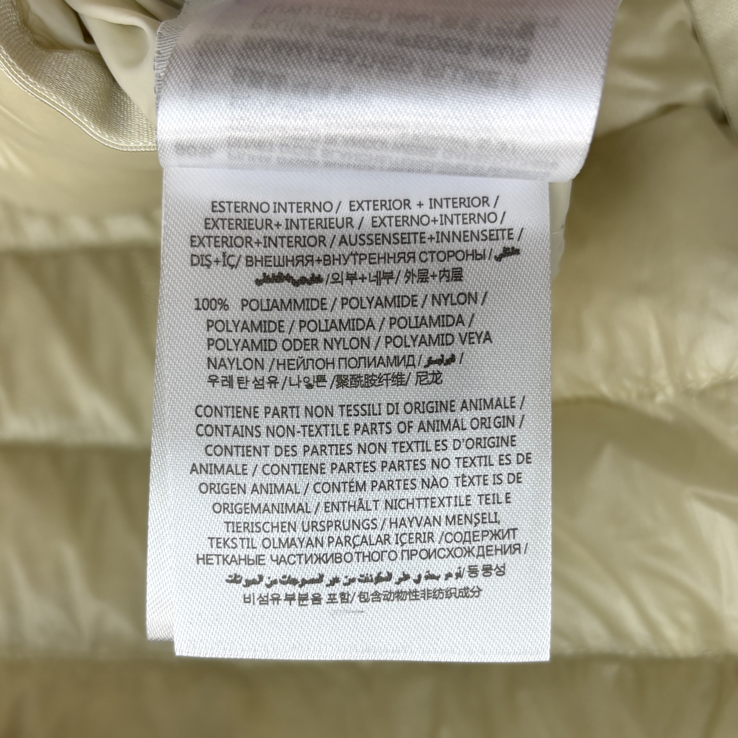 Mo25秋冬 连帽修身羽绒服外套 收腰设计版型立体显瘦 标志性刺绣点缀 两种穿法 袖子可拆卸 可当马甲穿