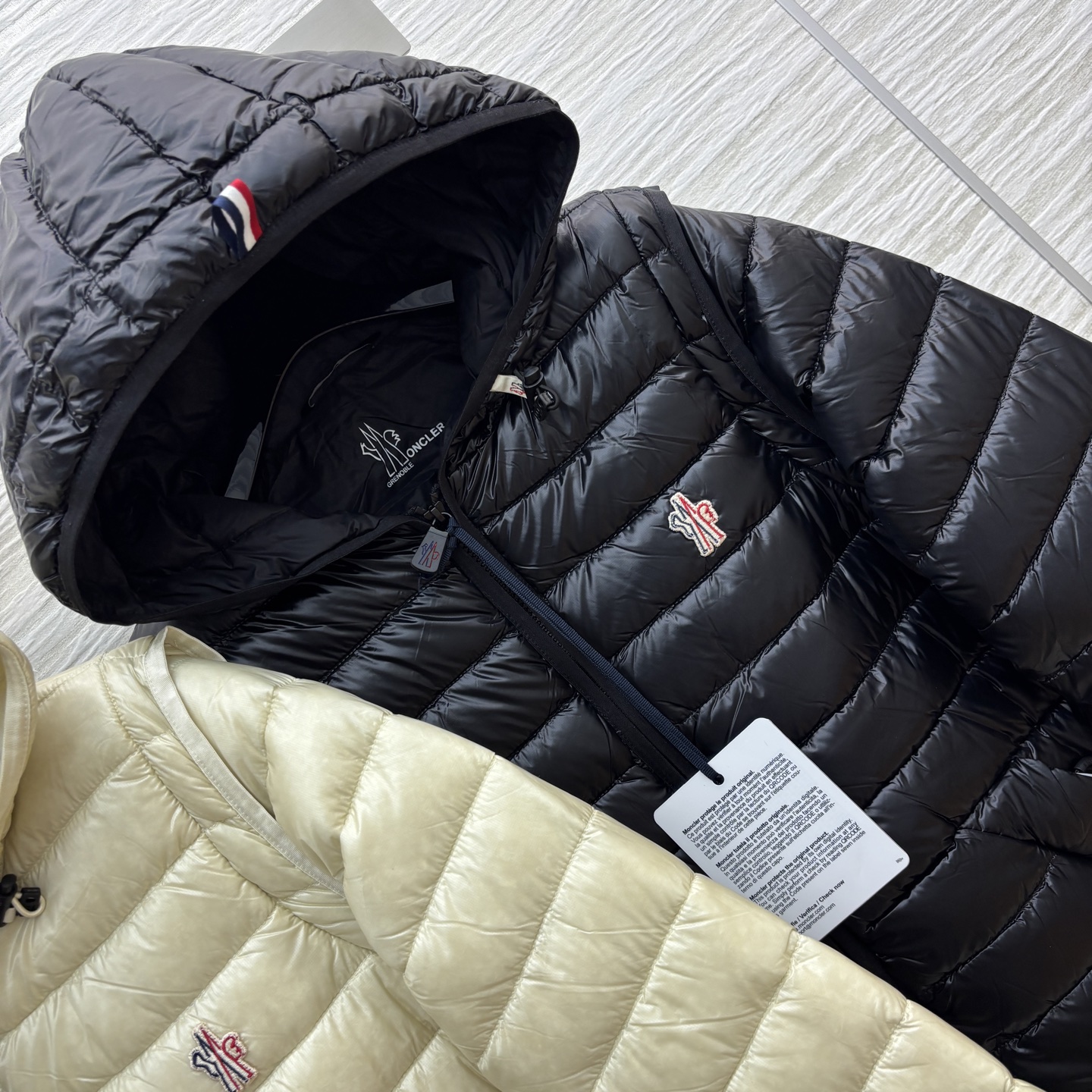 Mo25秋冬 连帽修身羽绒服外套 收腰设计版型立体显瘦 标志性刺绣点缀 两种穿法 袖子可拆卸 可当马甲穿