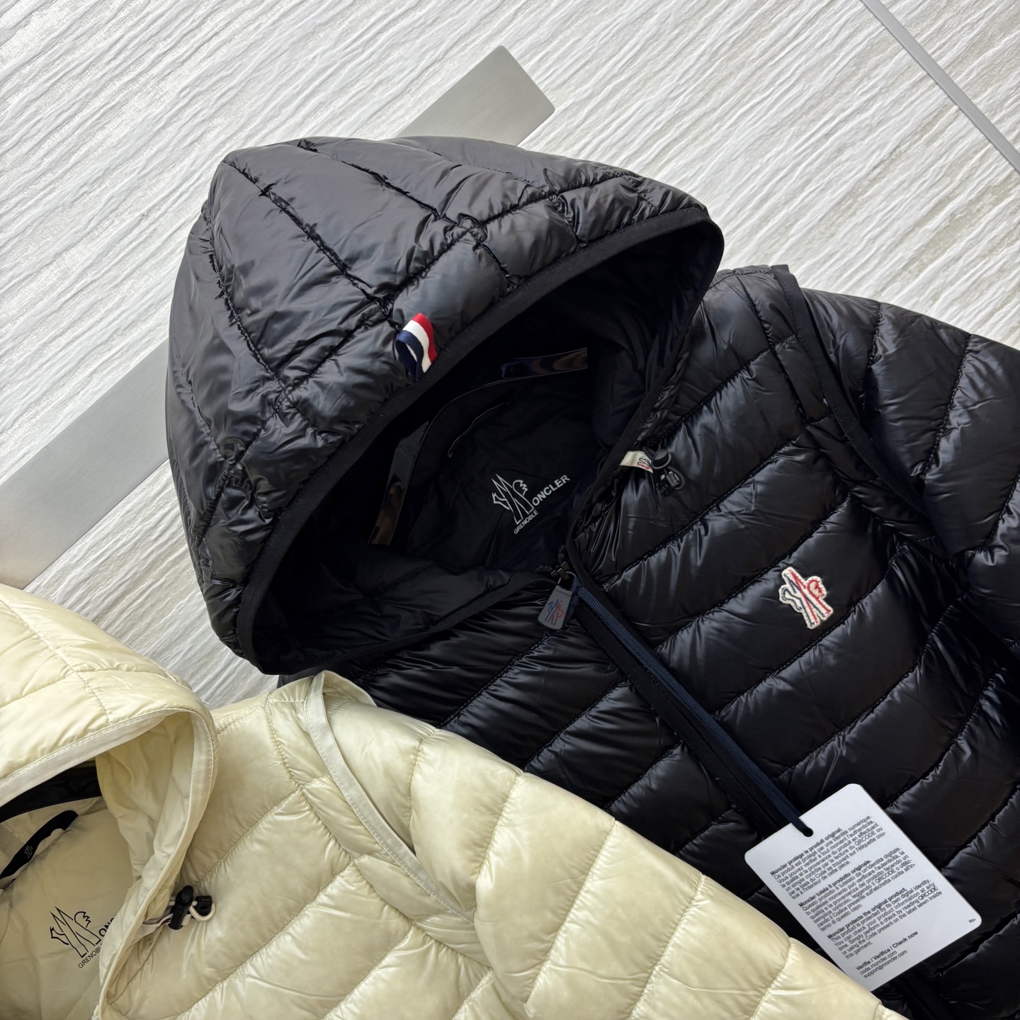Mo25秋冬 连帽修身羽绒服外套 收腰设计版型立体显瘦 标志性刺绣点缀 两种穿法 袖子可拆卸 可当马甲穿