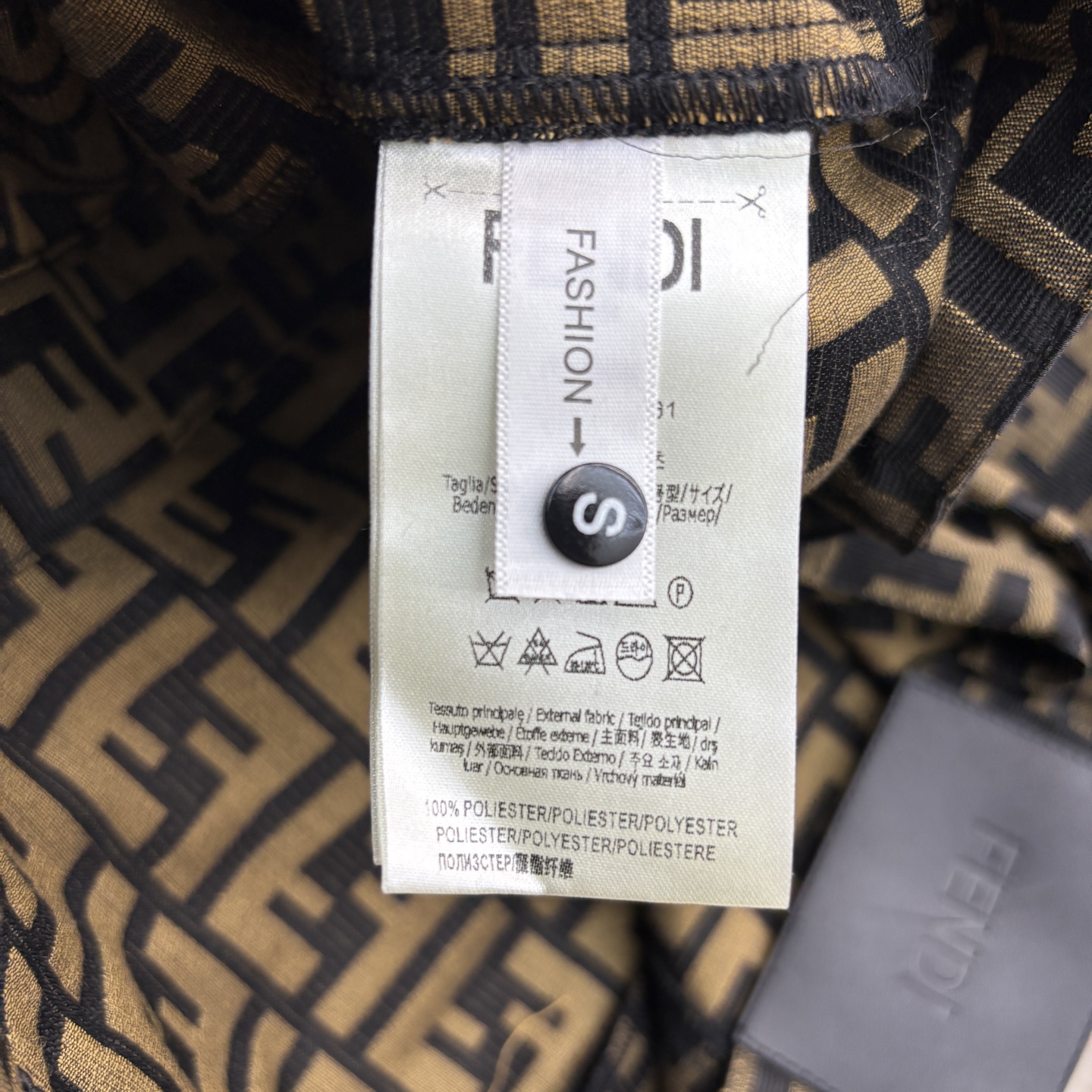 FD家 25新款 双F老花牛套装 翻领长袖衬衣+高腰短款 整个设计经典又充满大牌感 老花系列经典耐穿 短
