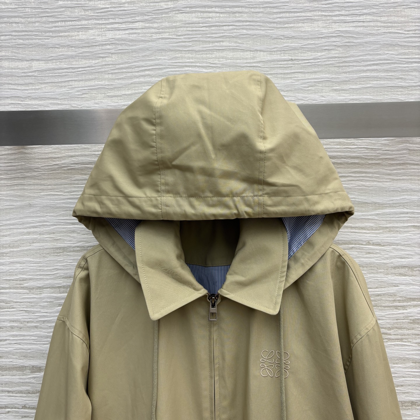 LW 25秋冬 派克风连帽短款风衣 假两件设计 卡其色风衣拼接浅蓝色内衬 假两件设计好特别连帽+翻领一衣
