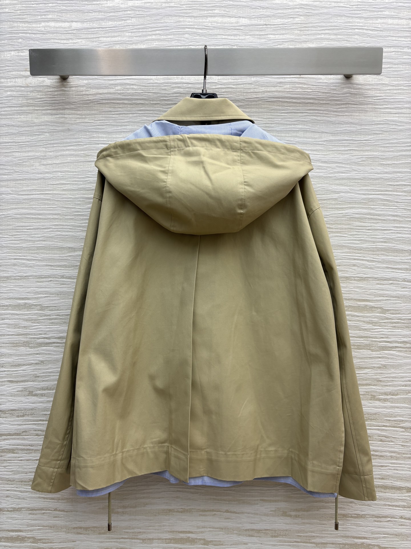 LW 25秋冬 派克风连帽短款风衣 假两件设计 卡其色风衣拼接浅蓝色内衬 假两件设计好特别连帽+翻领一衣