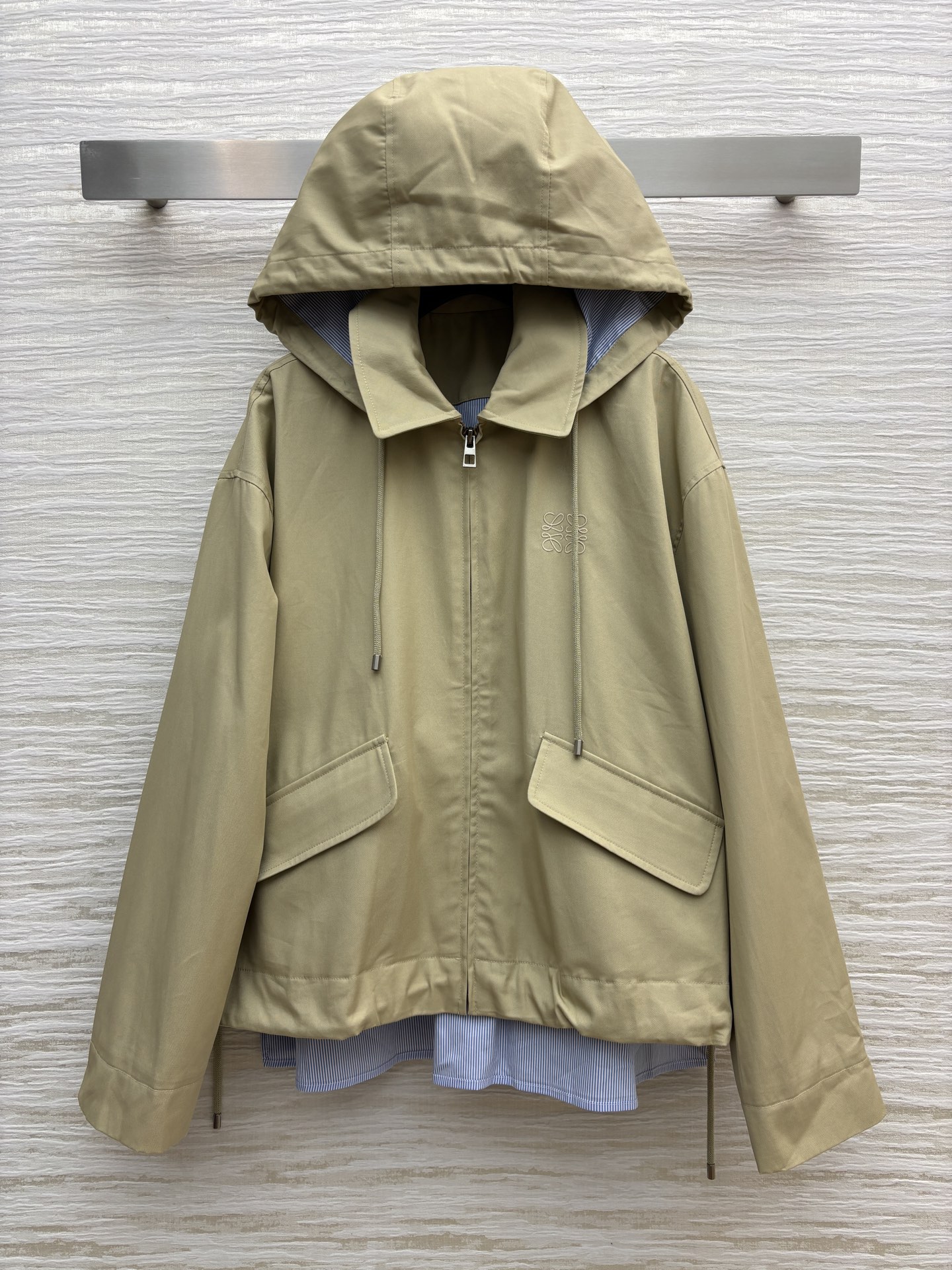 LW 25秋冬 派克风连帽短款风衣 假两件设计 卡其色风衣拼接浅蓝色内衬 假两件设计好特别连帽+翻领一衣