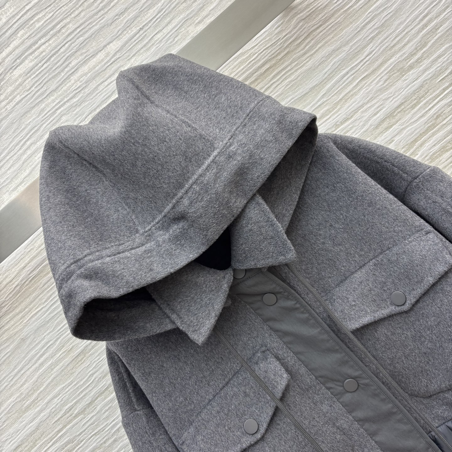 lp🆕 25秋冬新品 羊毛呢混纺拼接中长款外套 轻盈保暖不臃肿 羊毛呢混纺拼接夹棉绗缝和填充设计 宽松量