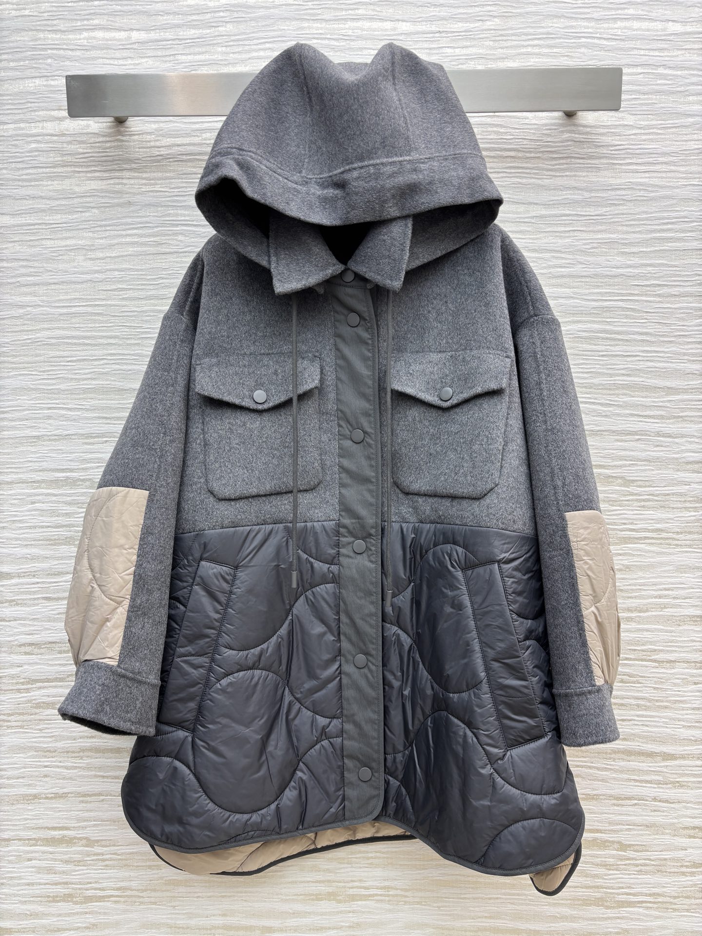 lp🆕 25秋冬新品 羊毛呢混纺拼接中长款外套 轻盈保暖不臃肿 羊毛呢混纺拼接夹棉绗缝和填充设计 宽松量