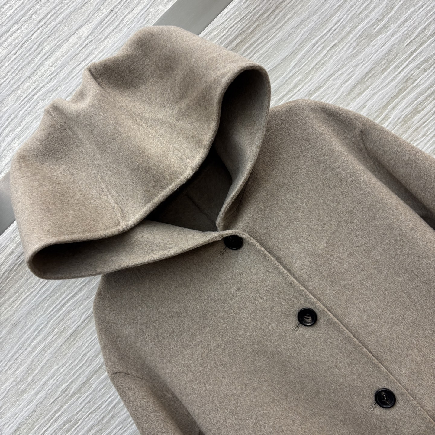 lp🆕 25秋冬新款 山羊绒羊毛毛呢连帽大衣 氛围感大衣 连帽的设计 经典口袋装饰 加上小廓形的版型 对
