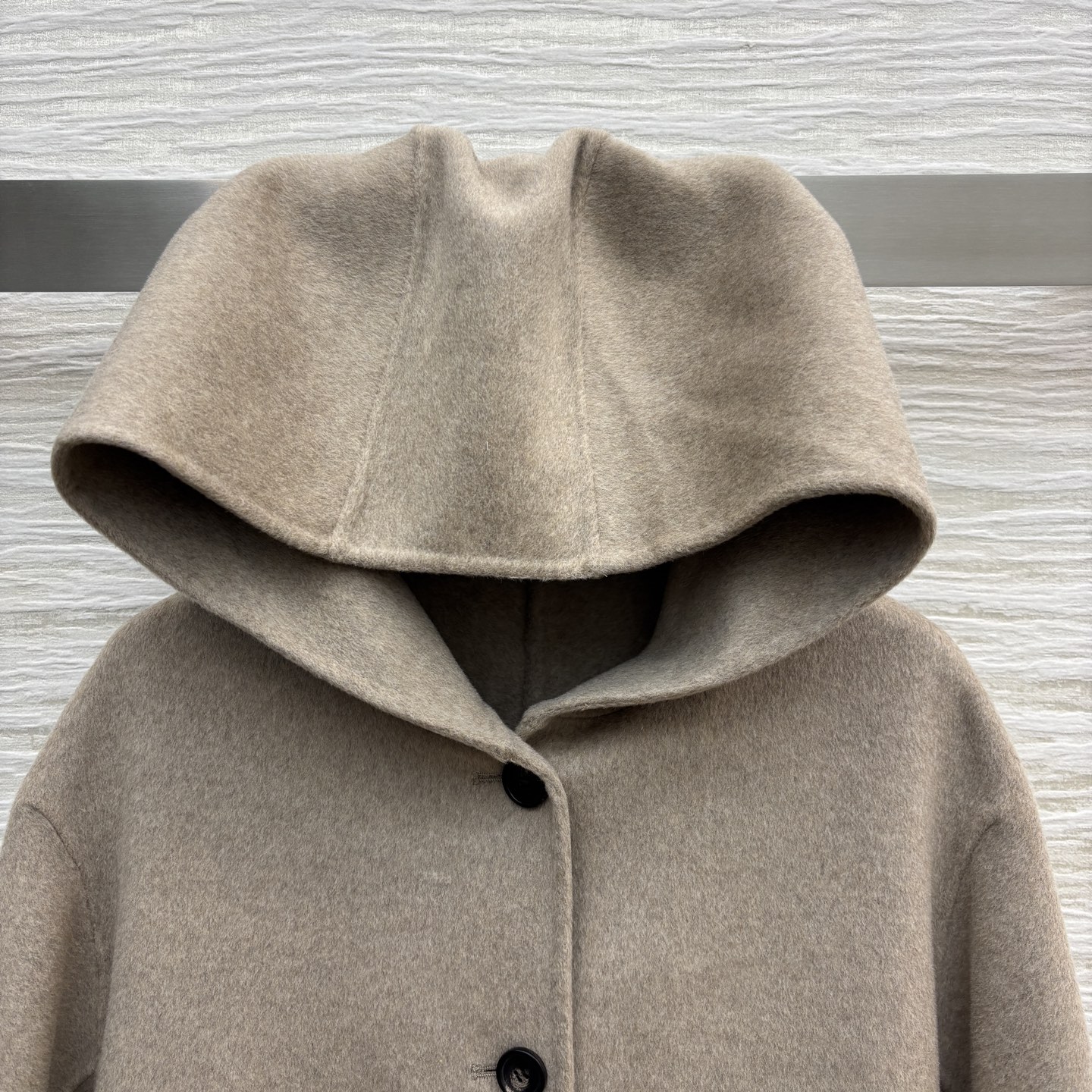 lp🆕 25秋冬新款 山羊绒羊毛毛呢连帽大衣 氛围感大衣 连帽的设计 经典口袋装饰 加上小廓形的版型 对