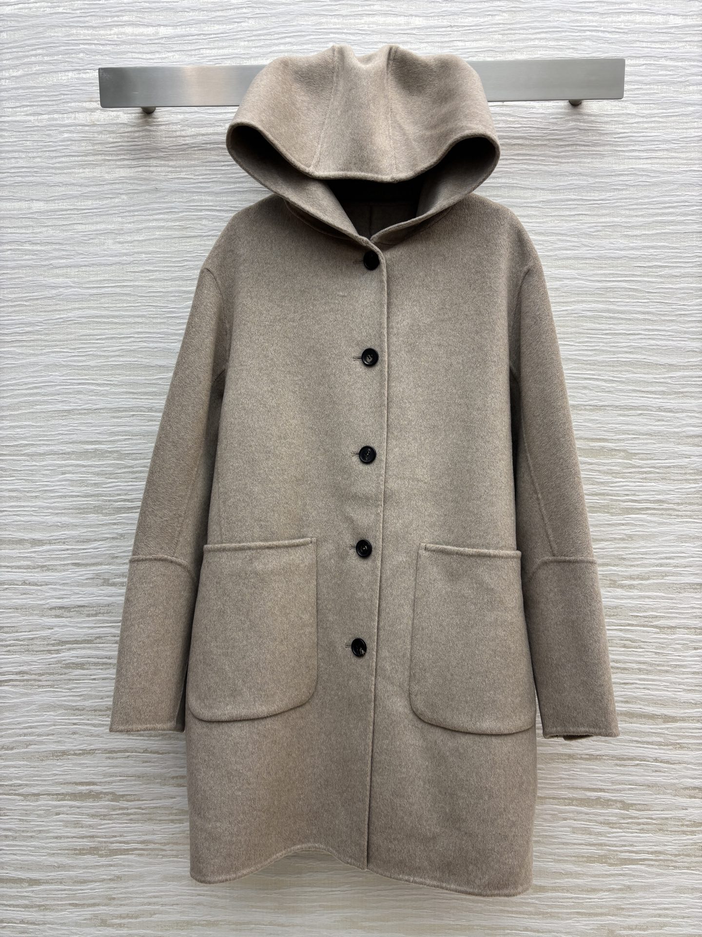 lp🆕 25秋冬新款 山羊绒羊毛毛呢连帽大衣 氛围感大衣 连帽的设计 经典口袋装饰 加上小廓形的版型 对