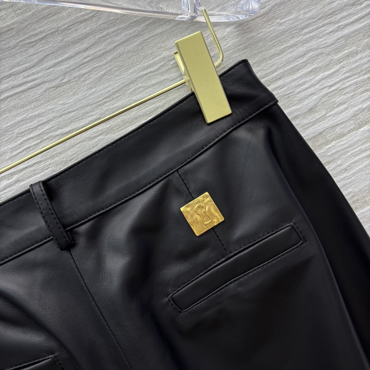 Sch 25秋冬 异形扣装饰羊皮直筒阔腿裤 SMLXL