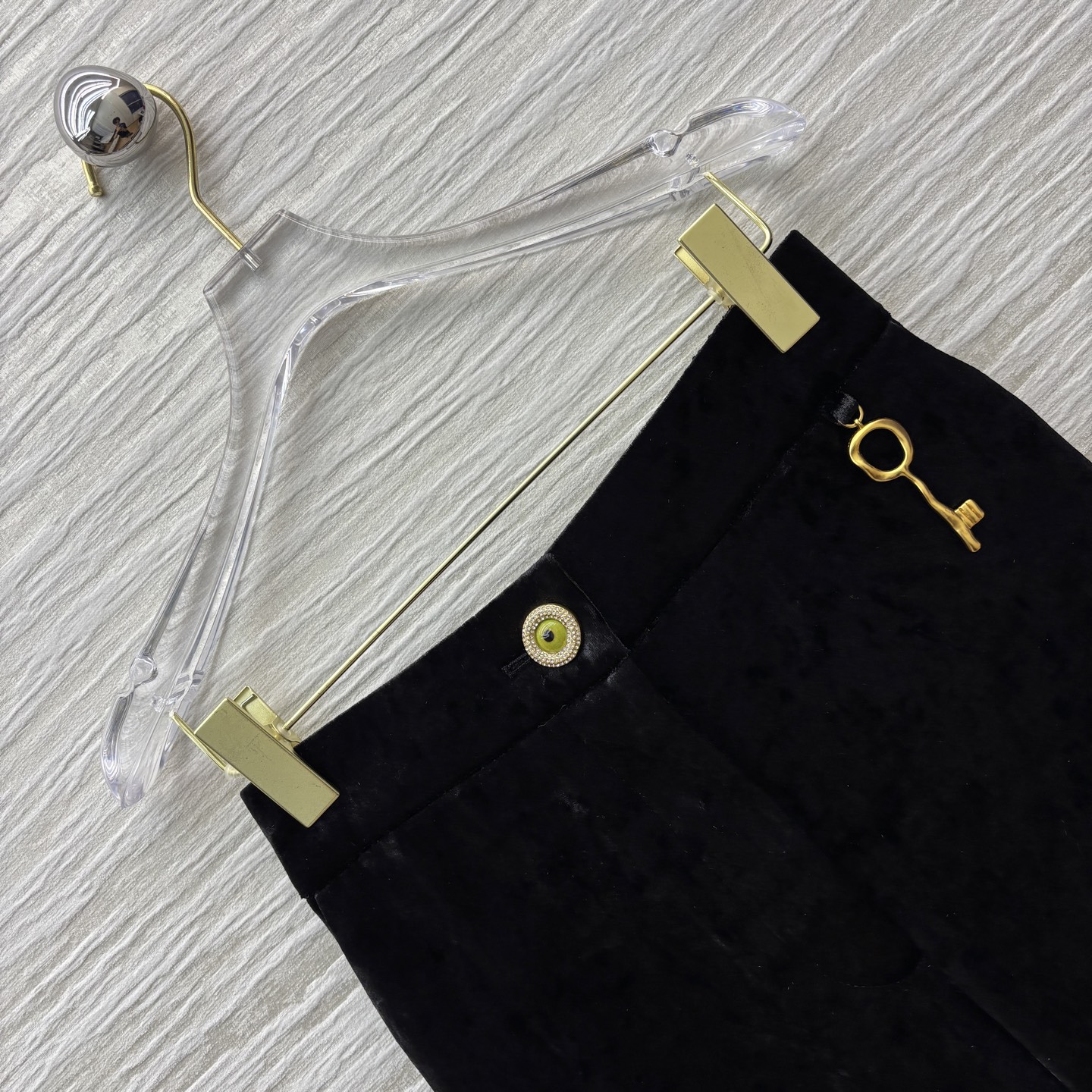 Sch家 25新款金匙装饰直筒裤 随便搭配就很有街拍时髦范 简约大气高级感拉满 两色SML 裤子💰390