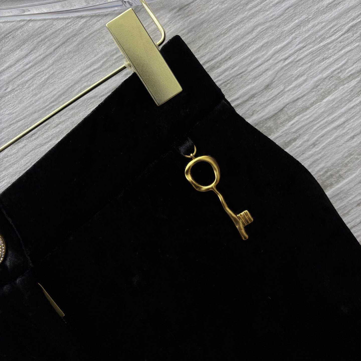 Sch家 25新款金匙装饰直筒裤 随便搭配就很有街拍时髦范 简约大气高级感拉满 两色SML 裤子💰390