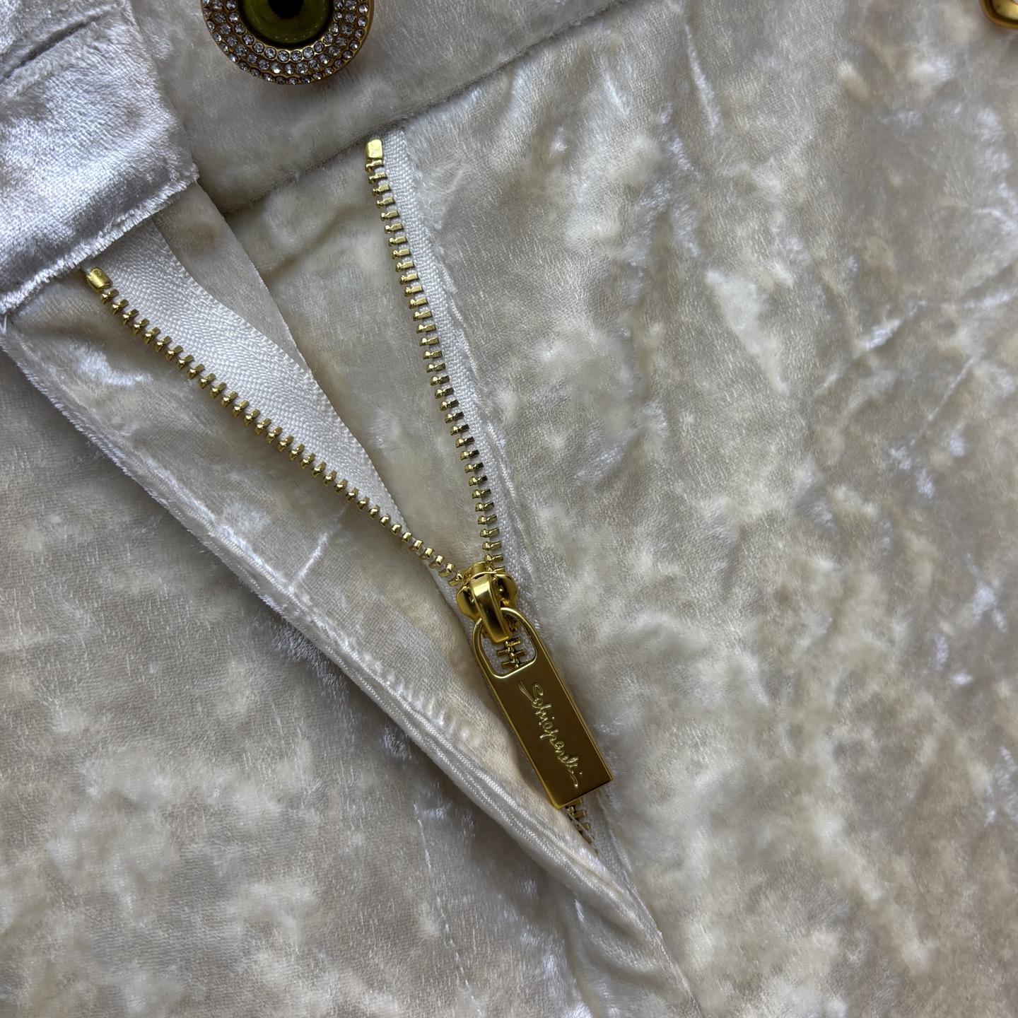 Sch家 25新款 异形扣装饰丝绒西装套装 翻领西服外套 +金匙装饰直筒裤 经典宽松西装版型 随便一穿就