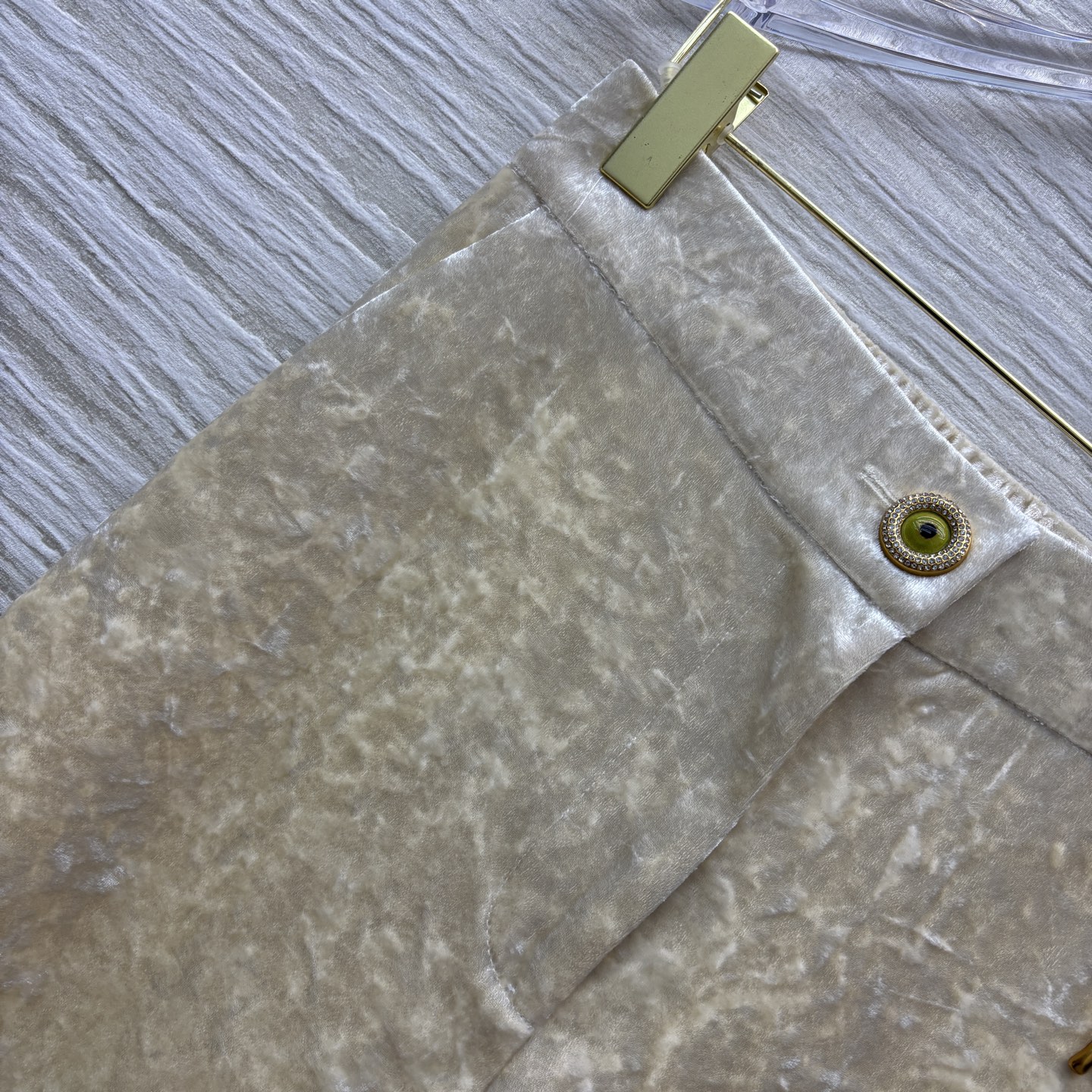 Sch家 25新款 异形扣装饰丝绒西装套装 翻领西服外套 +金匙装饰直筒裤 经典宽松西装版型 随便一穿就