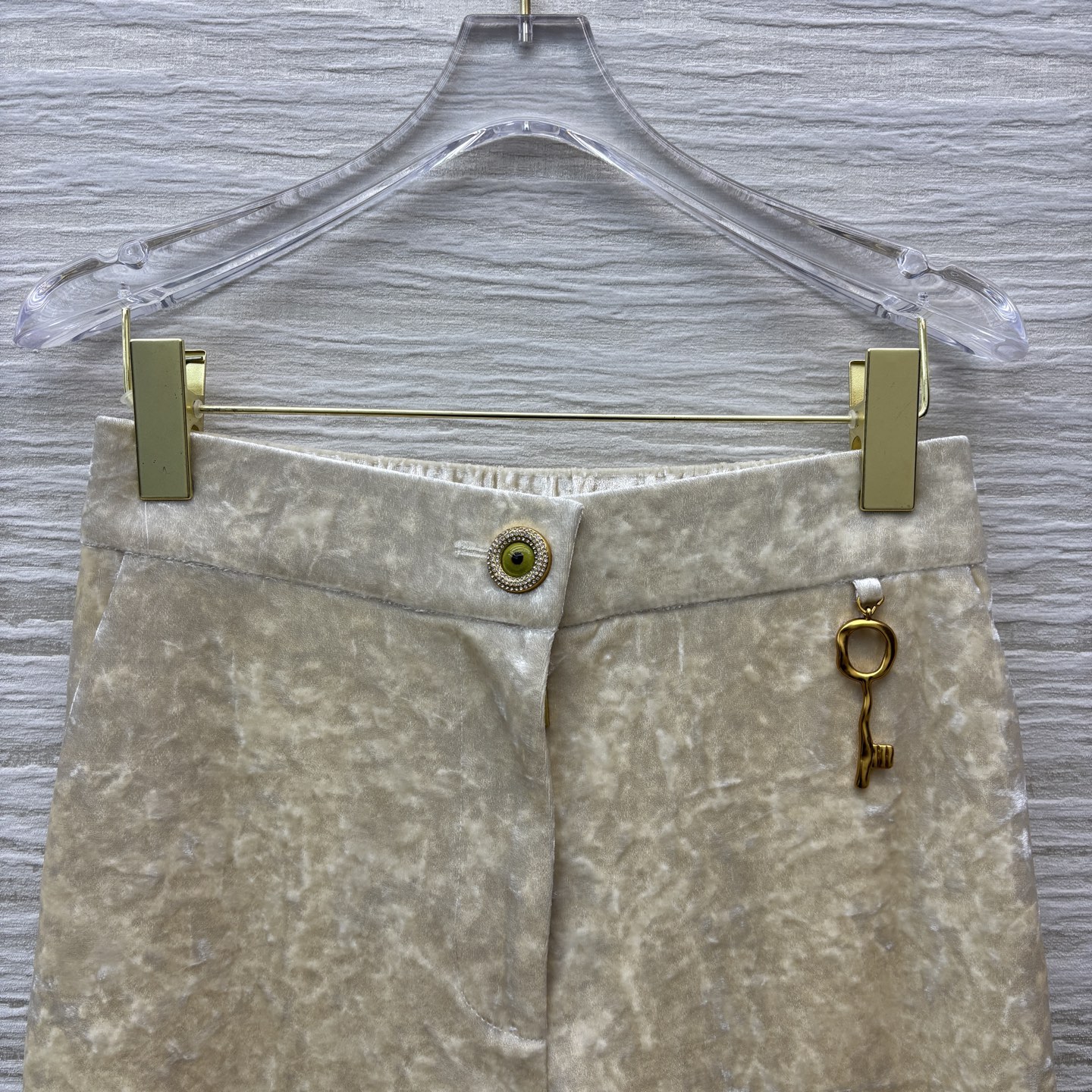 Sch家 25新款 异形扣装饰丝绒西装套装 翻领西服外套 +金匙装饰直筒裤 经典宽松西装版型 随便一穿就