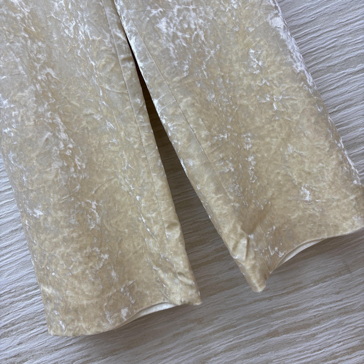 Sch家 25新款 异形扣装饰丝绒西装套装 翻领西服外套 +金匙装饰直筒裤 经典宽松西装版型 随便一穿就