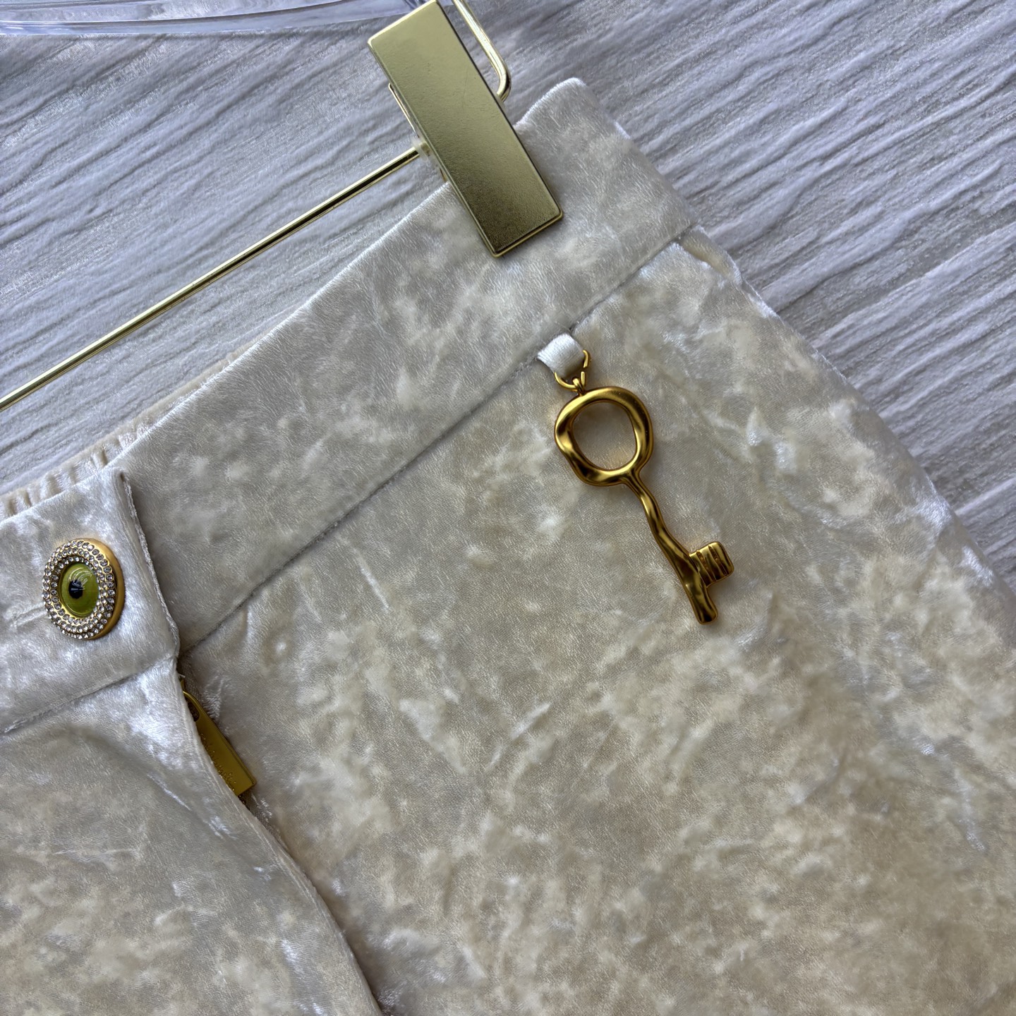 Sch家 25新款 异形扣装饰丝绒西装套装 翻领西服外套 +金匙装饰直筒裤 经典宽松西装版型 随便一穿就