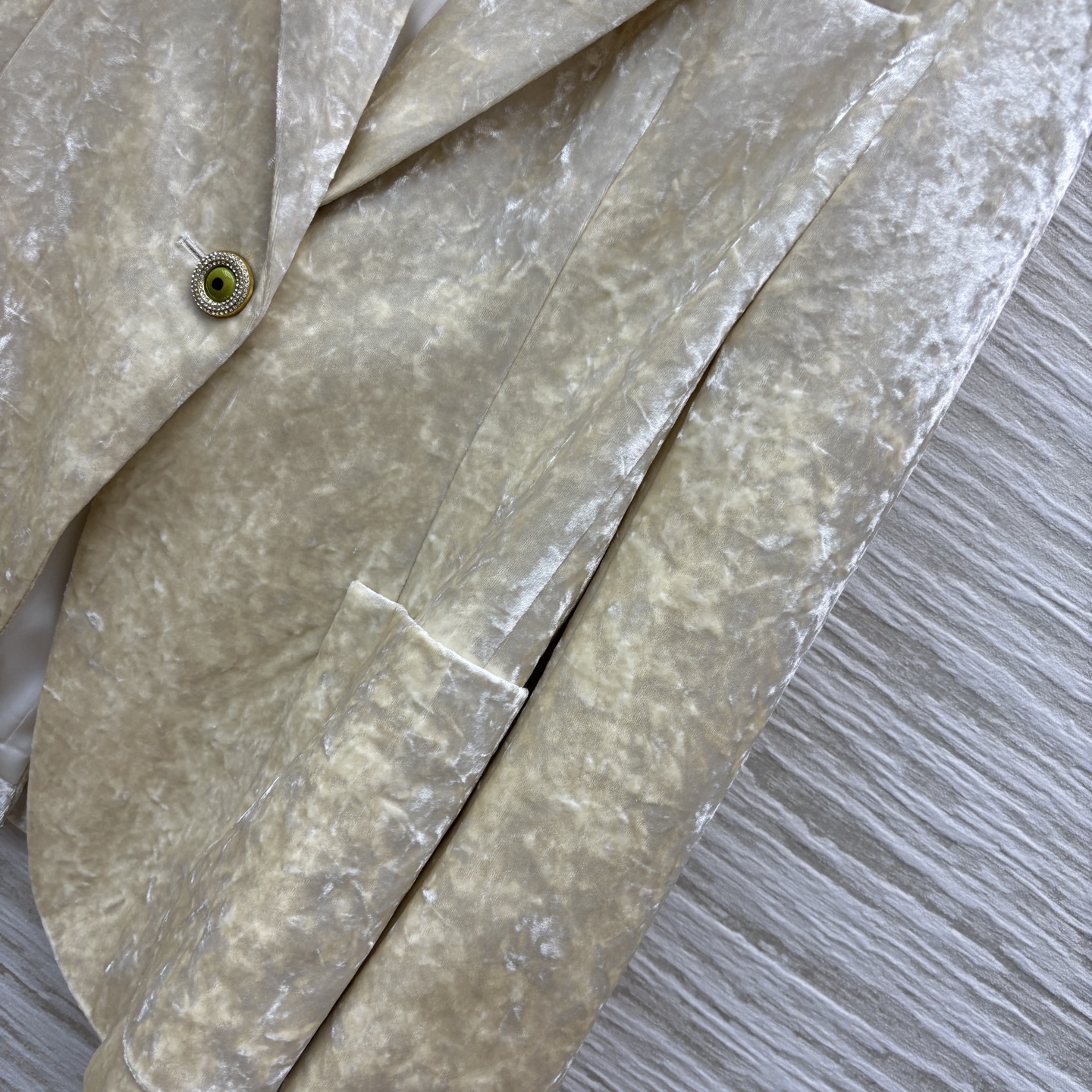 Sch家 25新款 异形扣装饰丝绒西装套装 翻领西服外套 +金匙装饰直筒裤 经典宽松西装版型 随便一穿就