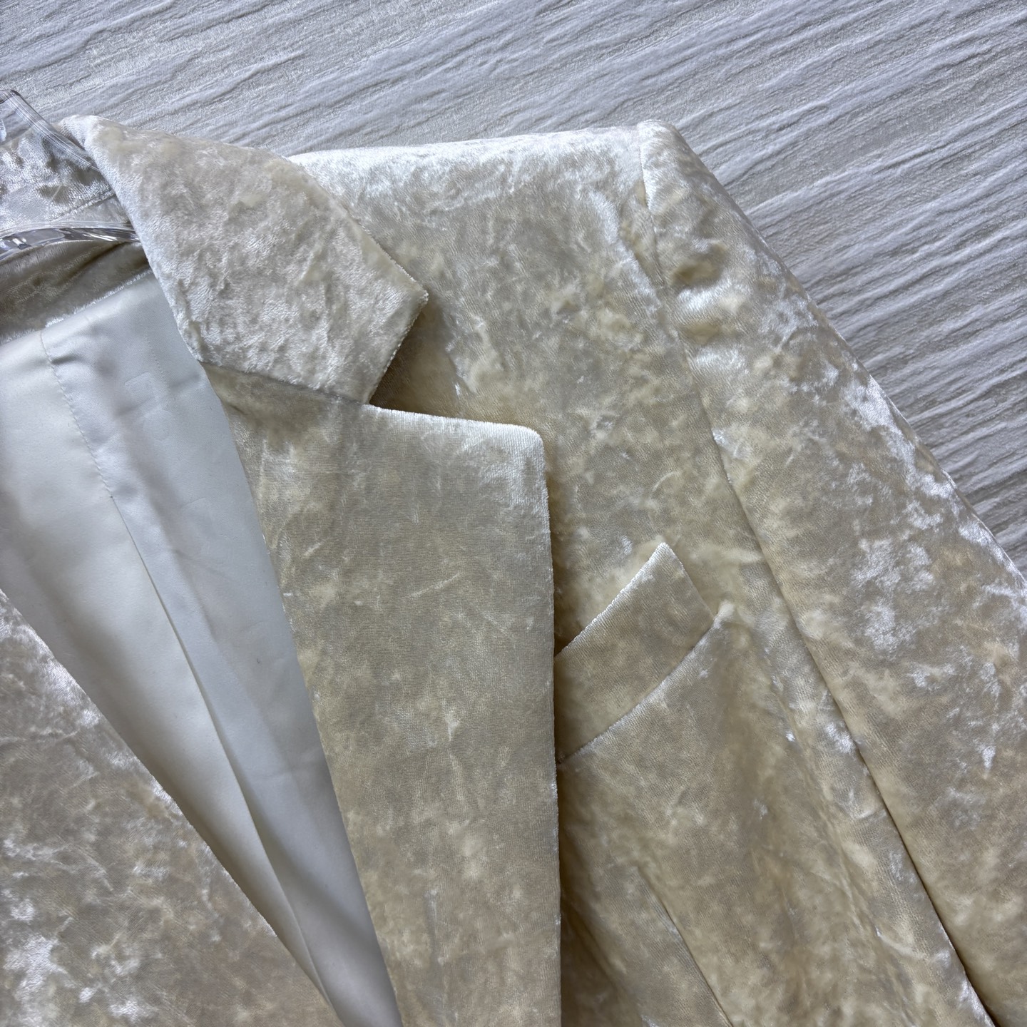 Sch家 25新款 异形扣装饰丝绒西装套装 翻领西服外套 +金匙装饰直筒裤 经典宽松西装版型 随便一穿就