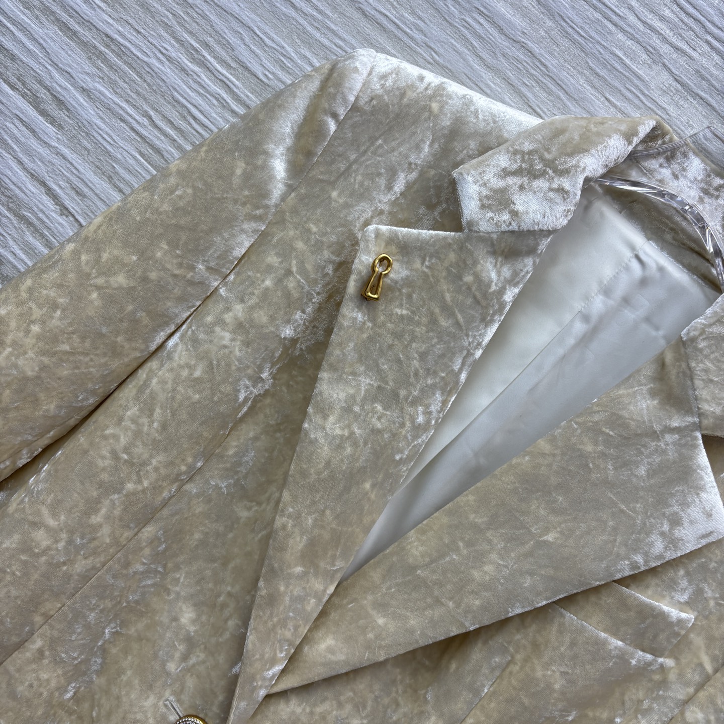 Sch家 25新款 异形扣装饰丝绒西装套装 翻领西服外套 +金匙装饰直筒裤 经典宽松西装版型 随便一穿就