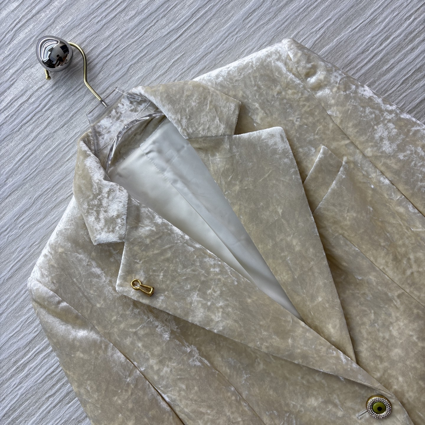 Sch家 25新款 异形扣装饰丝绒西装套装 翻领西服外套 +金匙装饰直筒裤 经典宽松西装版型 随便一穿就