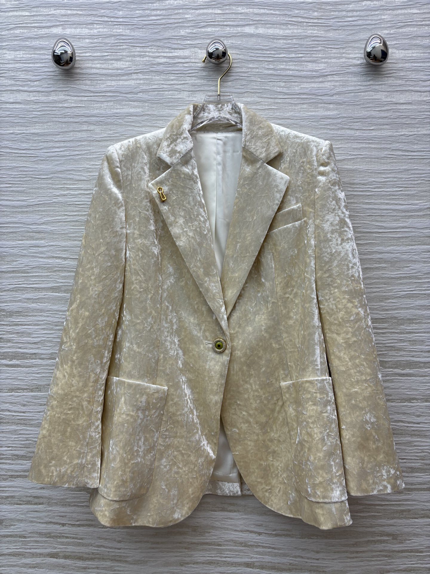 Sch家 25新款 异形扣装饰丝绒西装套装 翻领西服外套 +金匙装饰直筒裤 经典宽松西装版型 随便一穿就