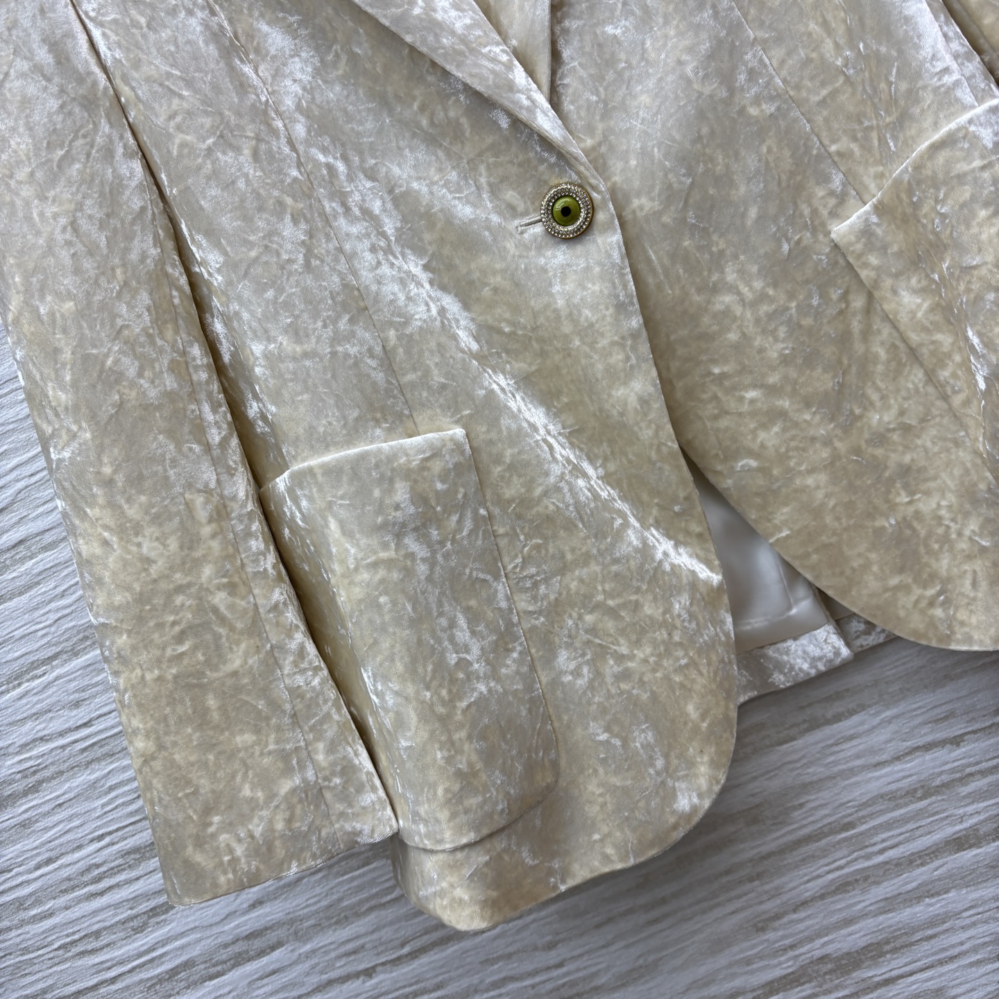 Sch家 25新款 异形扣装饰丝绒西装套装 翻领西服外套 +金匙装饰直筒裤 经典宽松西装版型 随便一穿就