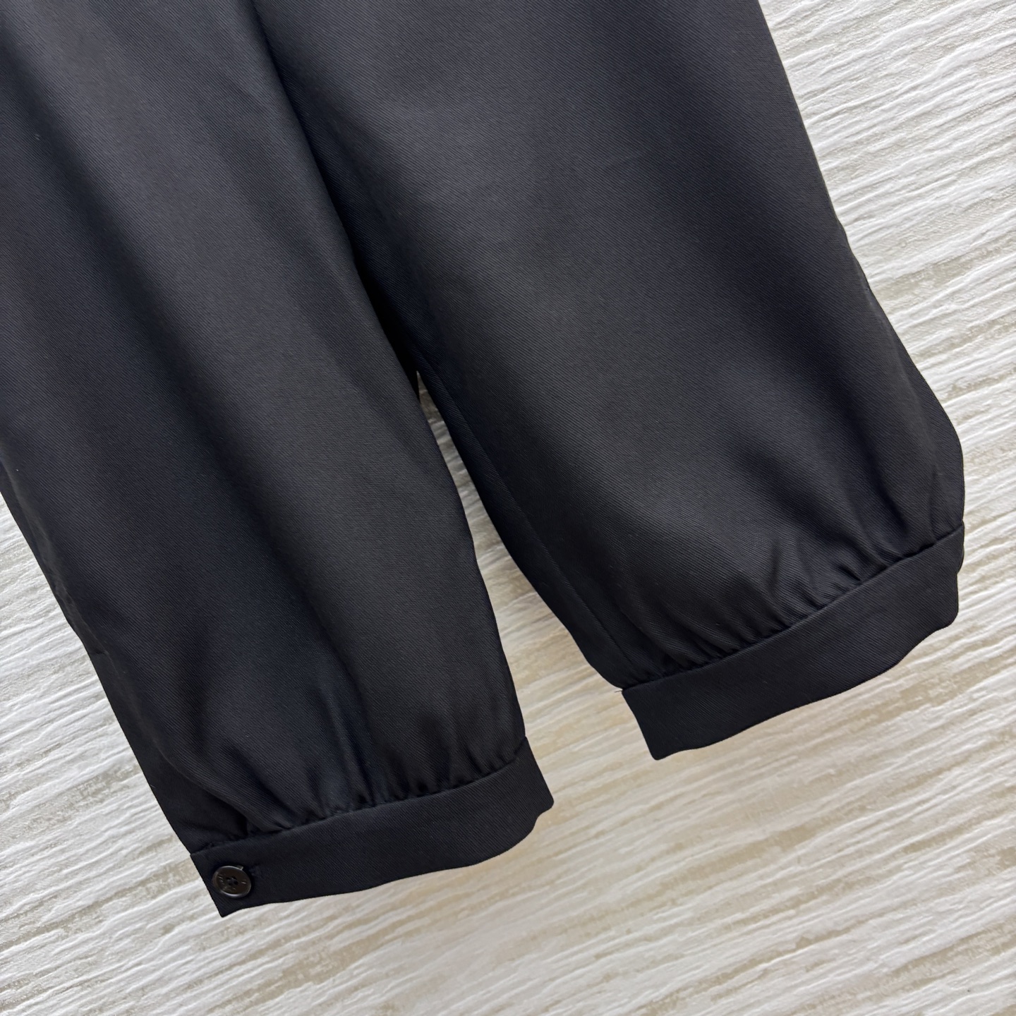 “Female Suit with Bubble-Sleeved Coat and Unique Design for All Seasons” - 图片 7
