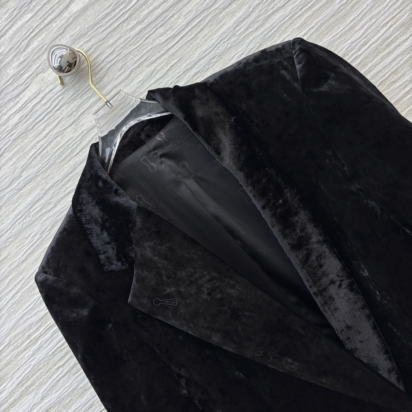 Sch 25秋冬 异形眼装饰丝绒大衣 采用进口质感细腻的天鹅绒材质 西装翻领排扣中长款版型 帅气利落的剪