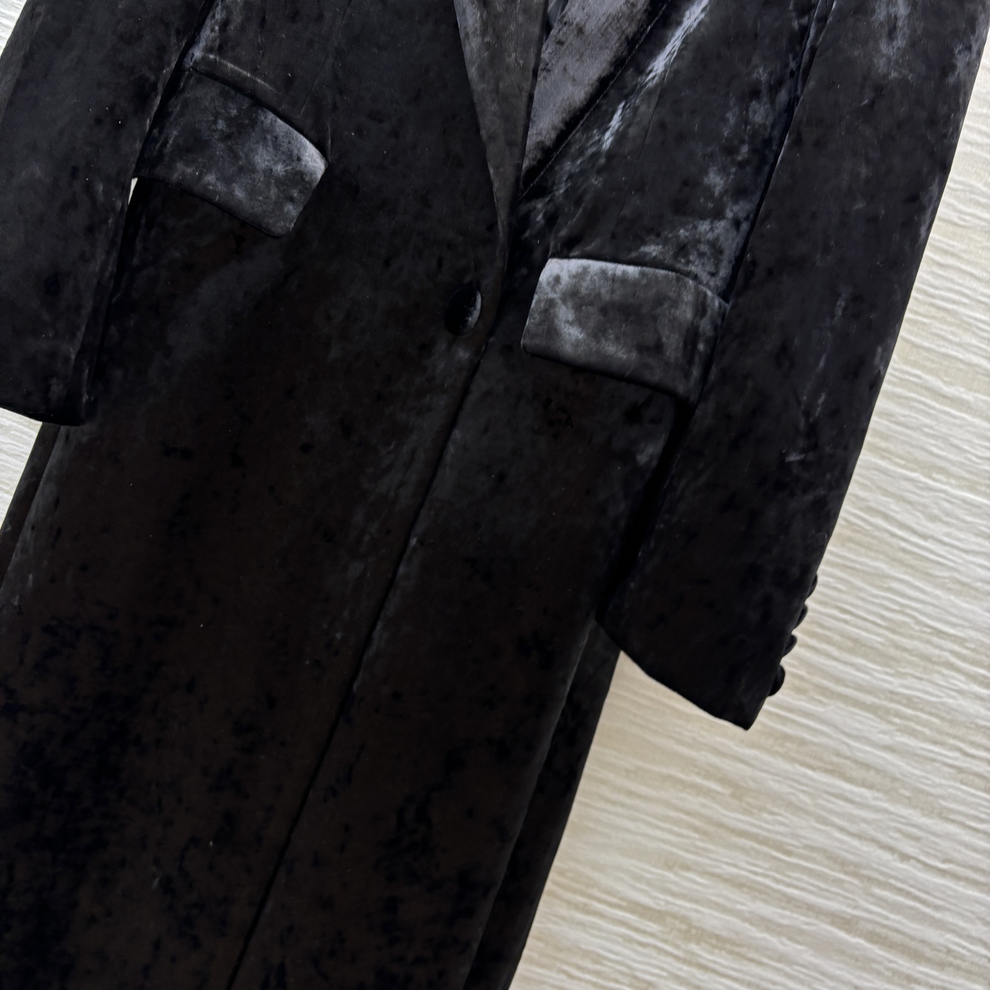 Sch 25秋冬 异形眼装饰丝绒大衣 采用进口质感细腻的天鹅绒材质 西装翻领排扣中长款版型 帅气利落的剪