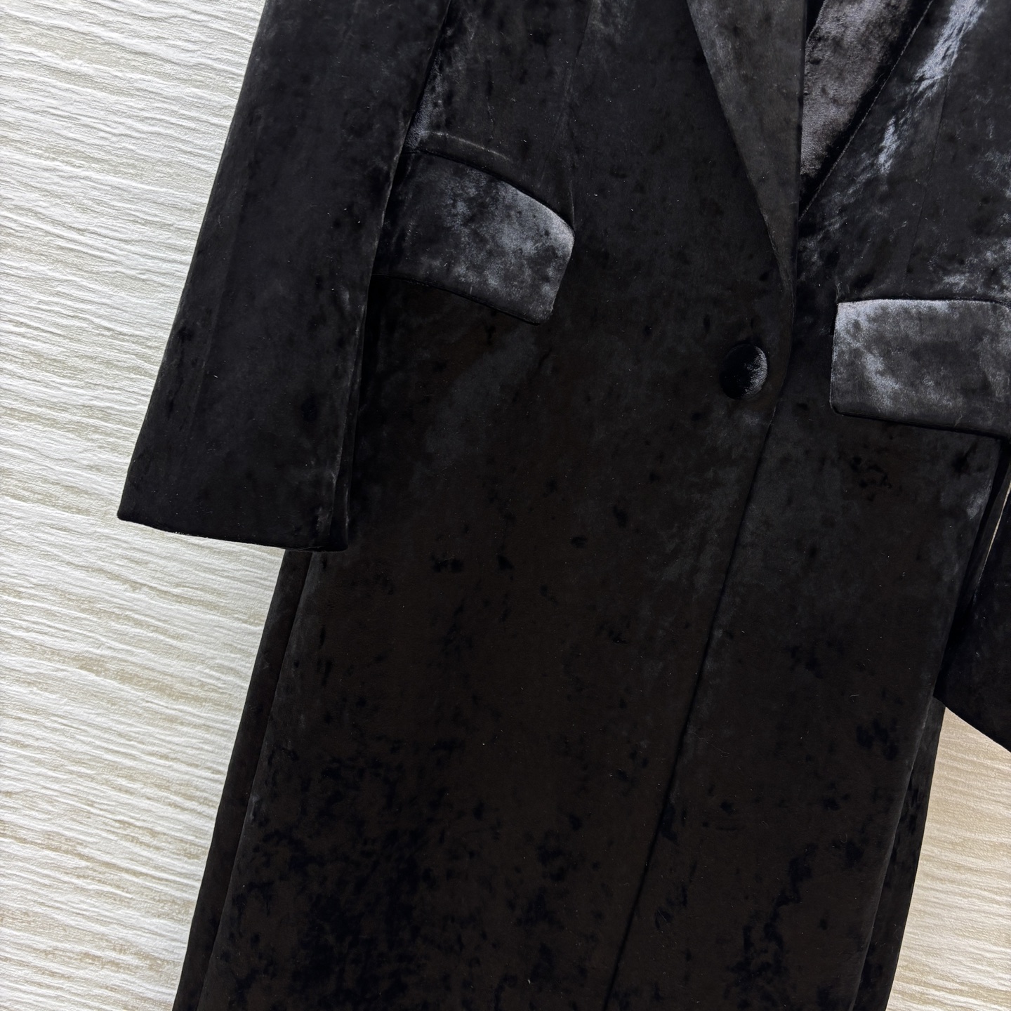 Sch 25秋冬 异形眼装饰丝绒大衣 采用进口质感细腻的天鹅绒材质 西装翻领排扣中长款版型 帅气利落的剪