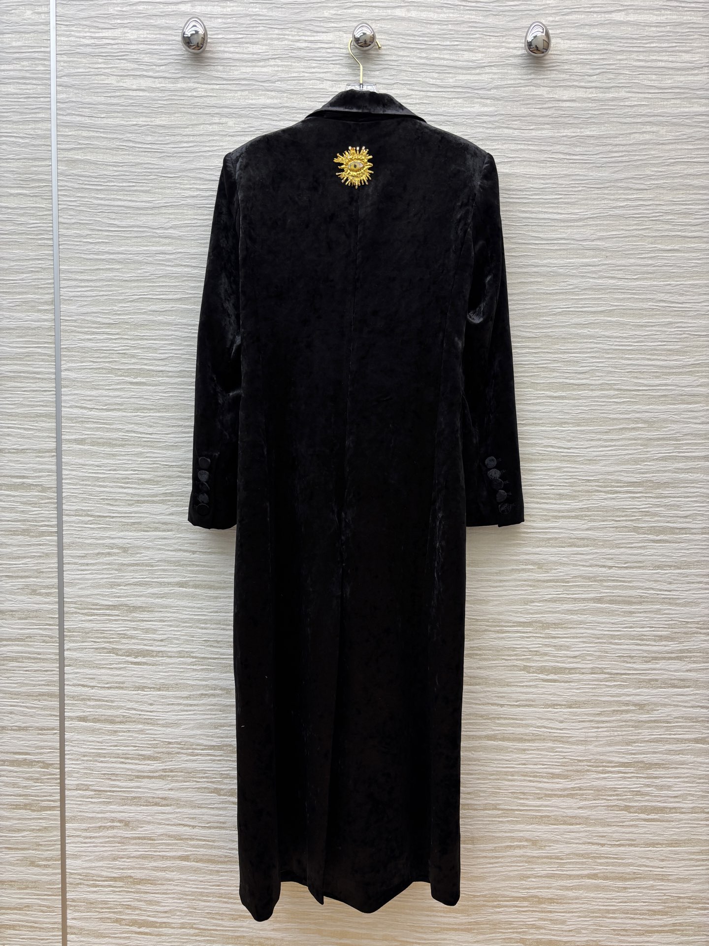 Sch 25秋冬 异形眼装饰丝绒大衣 采用进口质感细腻的天鹅绒材质 西装翻领排扣中长款版型 帅气利落的剪