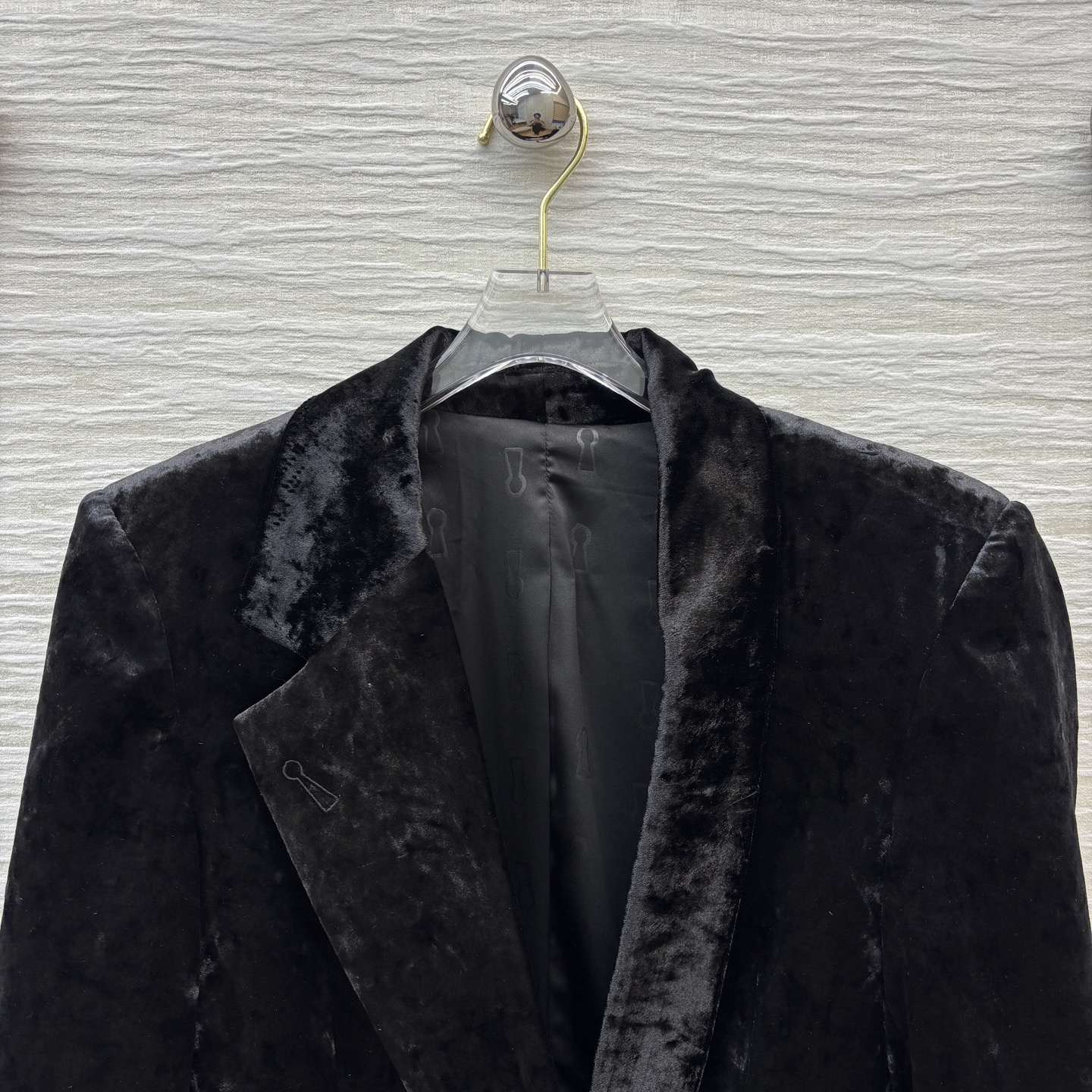 Sch 25秋冬 异形眼装饰丝绒大衣 采用进口质感细腻的天鹅绒材质 西装翻领排扣中长款版型 帅气利落的剪