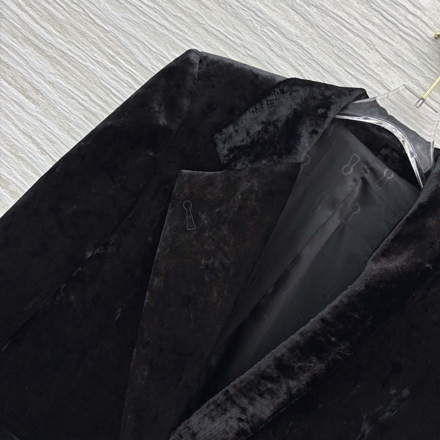 Sch 25秋冬 异形眼装饰丝绒大衣 采用进口质感细腻的天鹅绒材质 西装翻领排扣中长款版型 帅气利落的剪