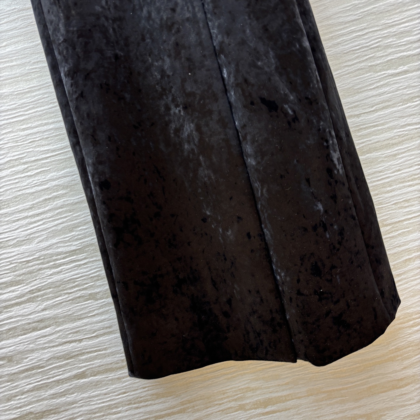 Sch 25秋冬 异形眼装饰丝绒大衣 采用进口质感细腻的天鹅绒材质 西装翻领排扣中长款版型 帅气利落的剪