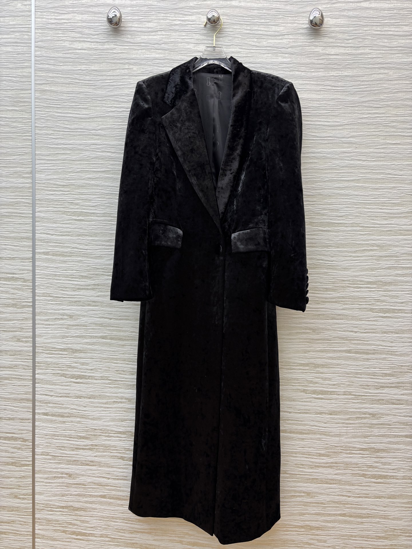 Sch 25秋冬 异形眼装饰丝绒大衣 采用进口质感细腻的天鹅绒材质 西装翻领排扣中长款版型 帅气利落的剪