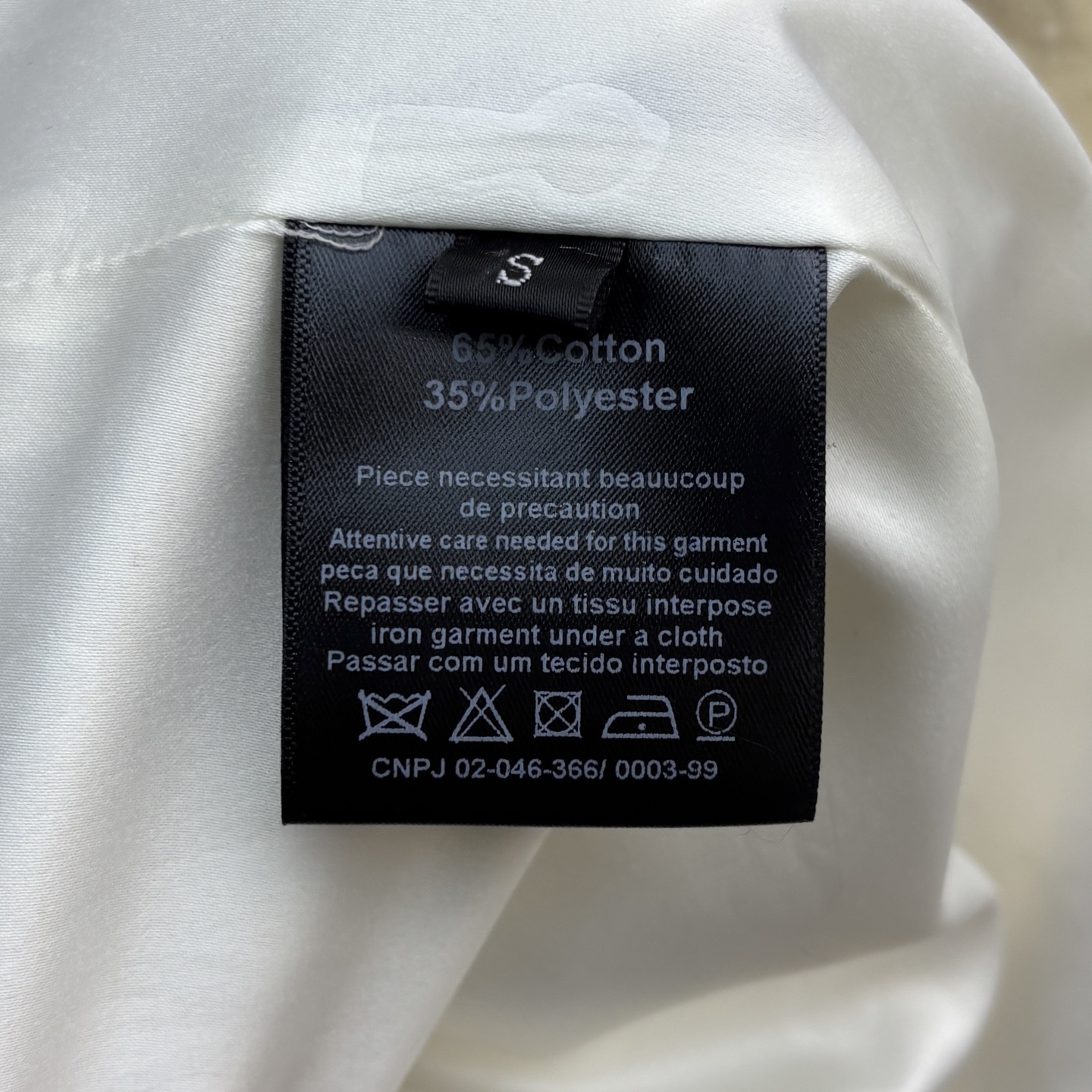 ￼ Sch 25秋冬 异形眼装饰丝绒大衣 采用进口质感细腻的天鹅绒材质 西装翻领排扣中长款版型 帅气利落