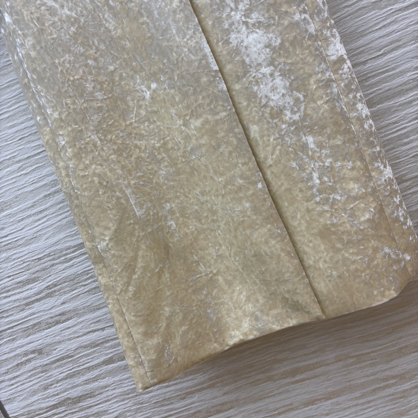 ￼ Sch 25秋冬 异形眼装饰丝绒大衣 采用进口质感细腻的天鹅绒材质 西装翻领排扣中长款版型 帅气利落